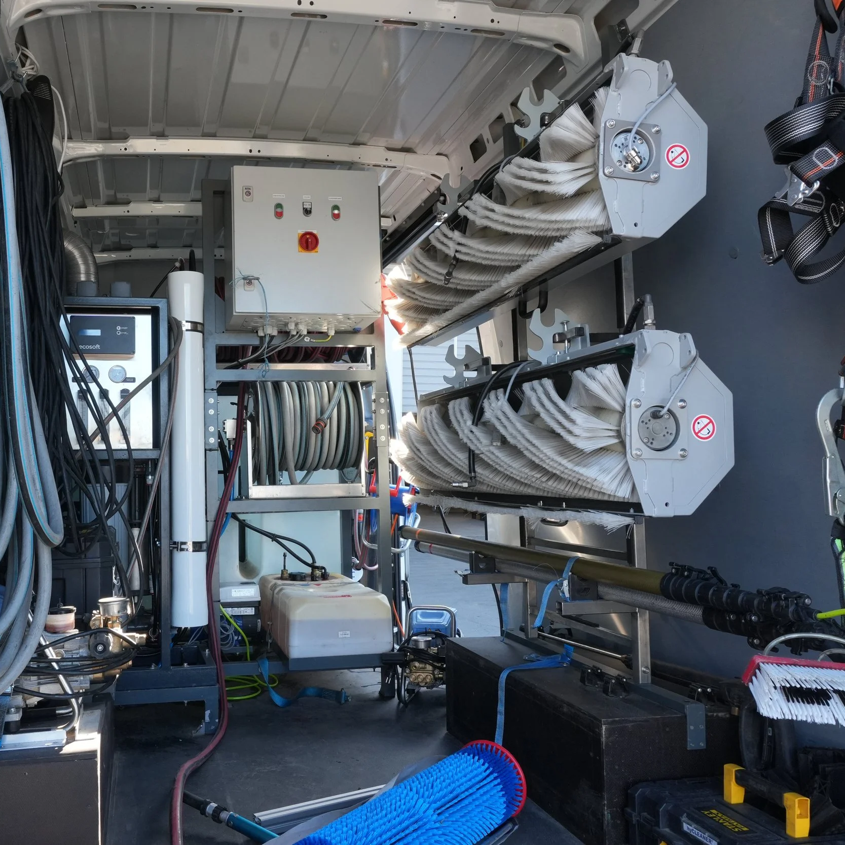 Reinigungsfahrzeug mit integrierter Osmoseanlage, professionellen Waschbürsten sowie weiterer spezialisierter Ausrüstung für die gründliche Reinigung.