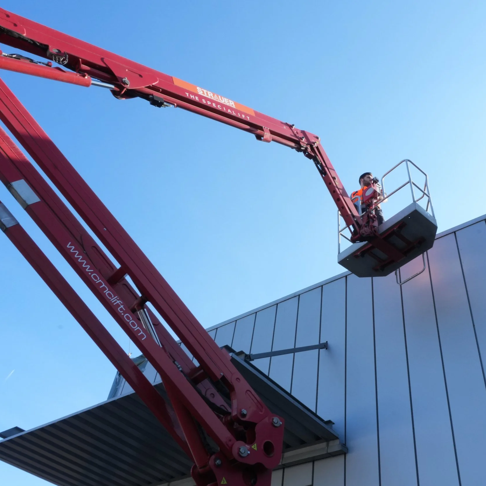 Einsatz eines Steigers mit Arbeitskorb, um auch höher gelegene oder schwer erreichbare Solaranlagen sicher und gründlich reinigen zu können.