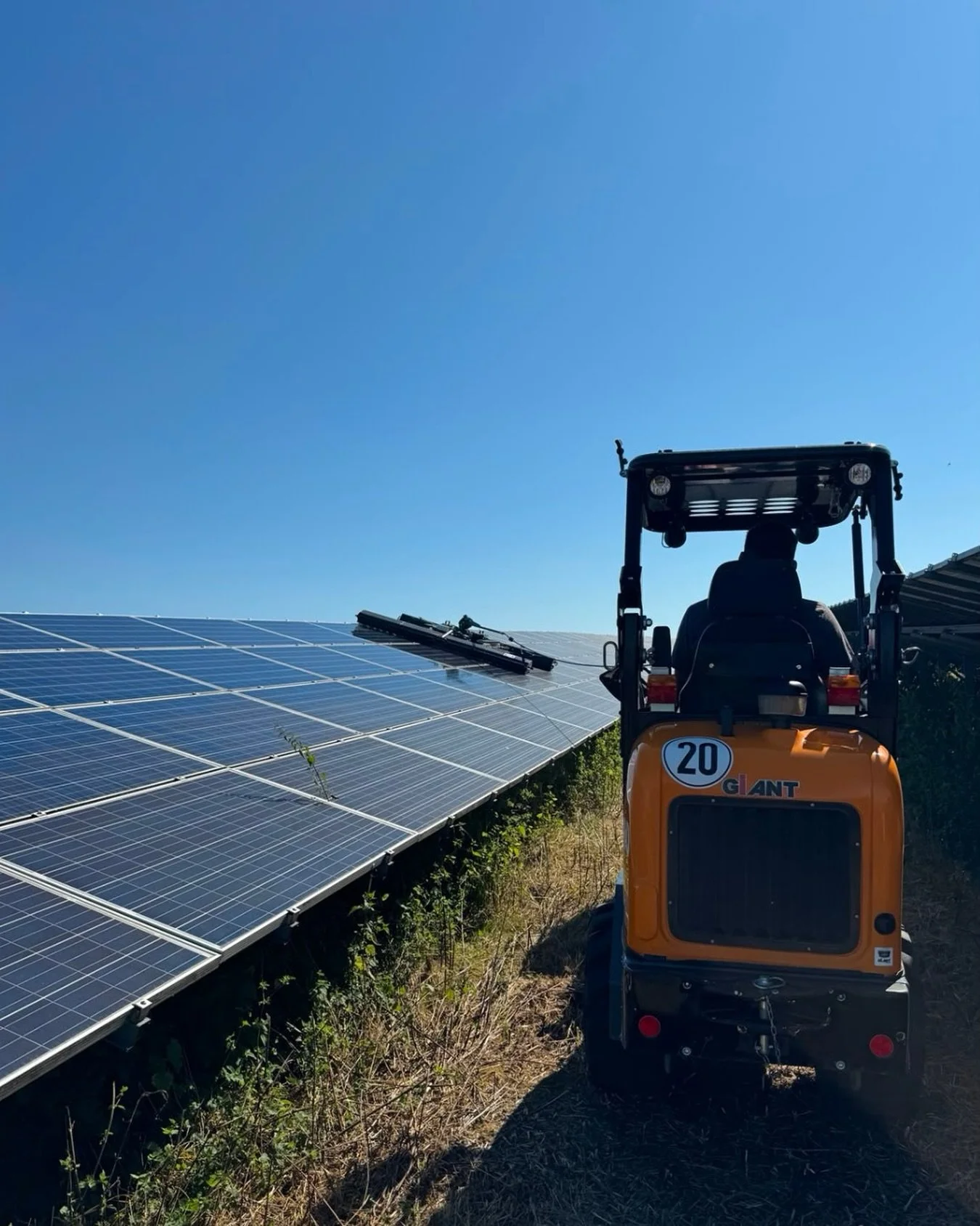 ☀️ Effiziente Solarpark-Reinigung im Gro&szlig;einsatz ☀️

Dieses Mal waren wir auf einer gro&szlig;en Freifl&auml;chenanlage im Einsatz. Bei Anlagen dieser Gr&ouml;&szlig;enordnung kommt es vor allem auf eines an: Effizienz, Pr&auml;zision und die r