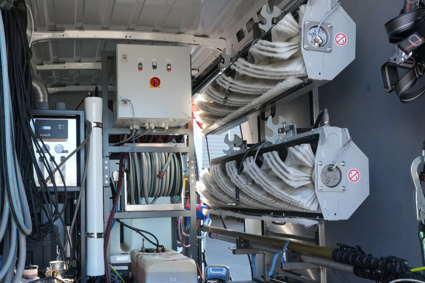Reinigungsfahrzeug mit integrierter Osmoseanlage, professionellen Waschbürsten sowie weiterer spezialisierter Ausrüstung für die gründliche Reinigung.