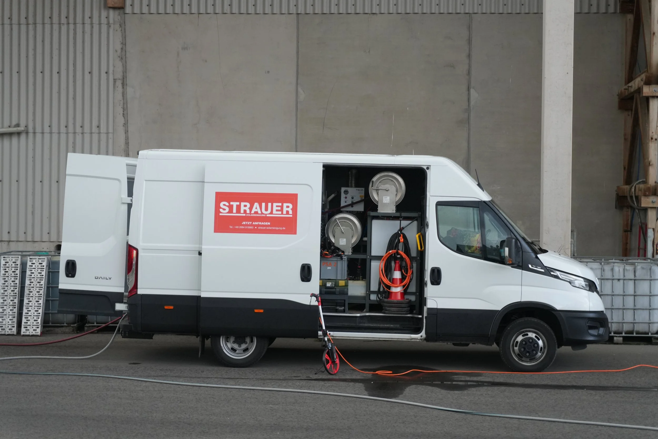 Der STRAUER-Reinigungsbus transportiert die gesamte Ausrüstung für die professionelle Reinigung von Photovoltaikanlagen sicher zum Einsatzort. Das speziell ausgestattete Servicefahrzeug ermöglicht eine effiziente und zuverlässige Durchführung von Sol