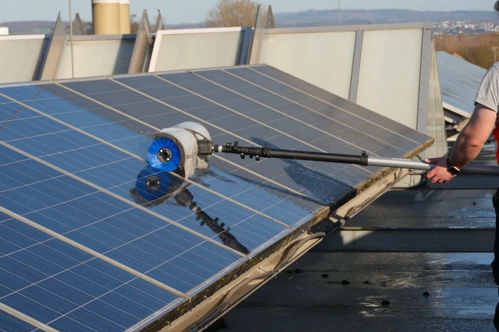 Reinigung von aufgeständerten Solaranlagen mit rotierenden Waschbürsten, um Verschmutzungen wie Staub, Pollen und Umweltrückstände effektiv und schonend zu entfernen.
