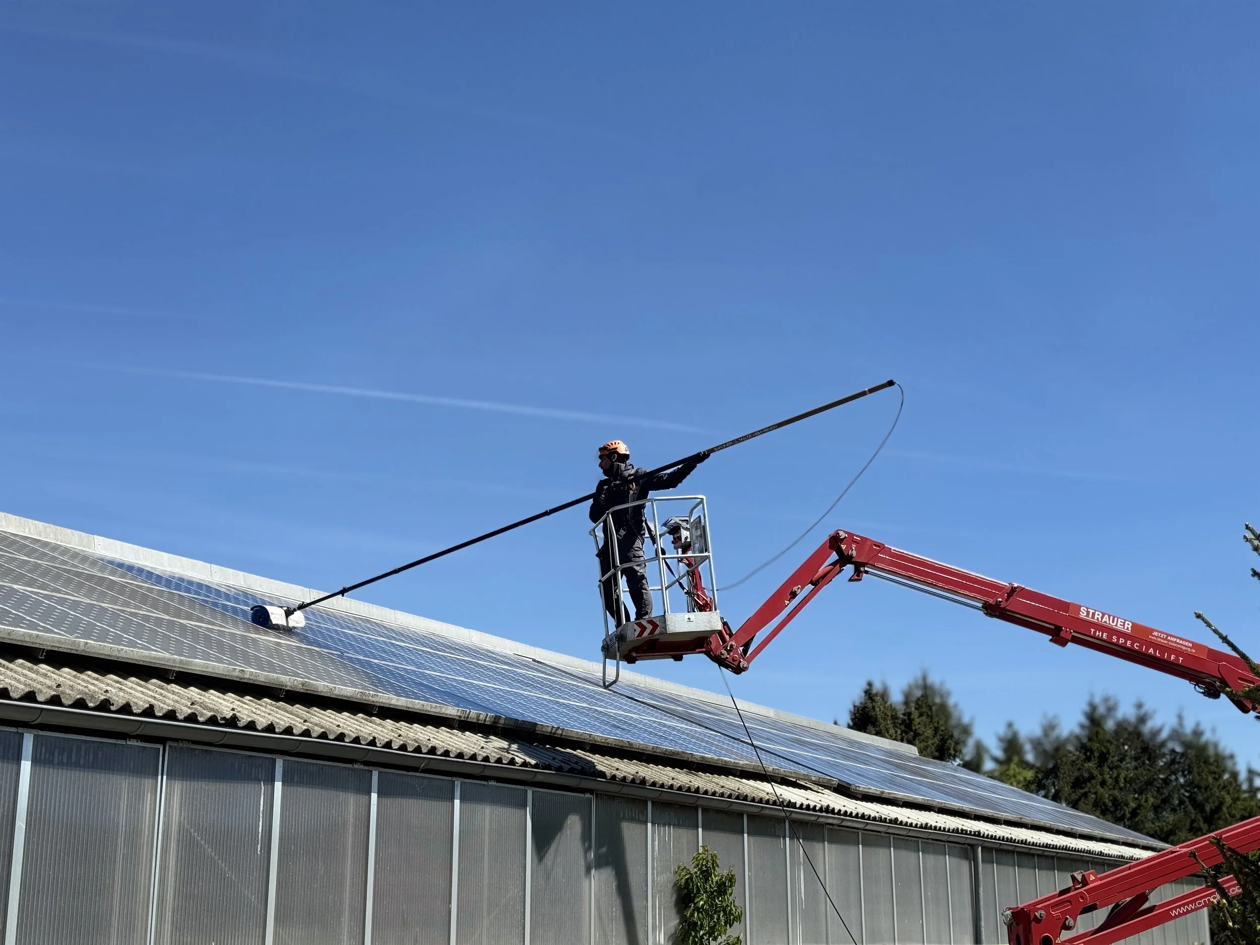 Reinigung_einer_Solaranlage_mit_rotierender_Bürste.png