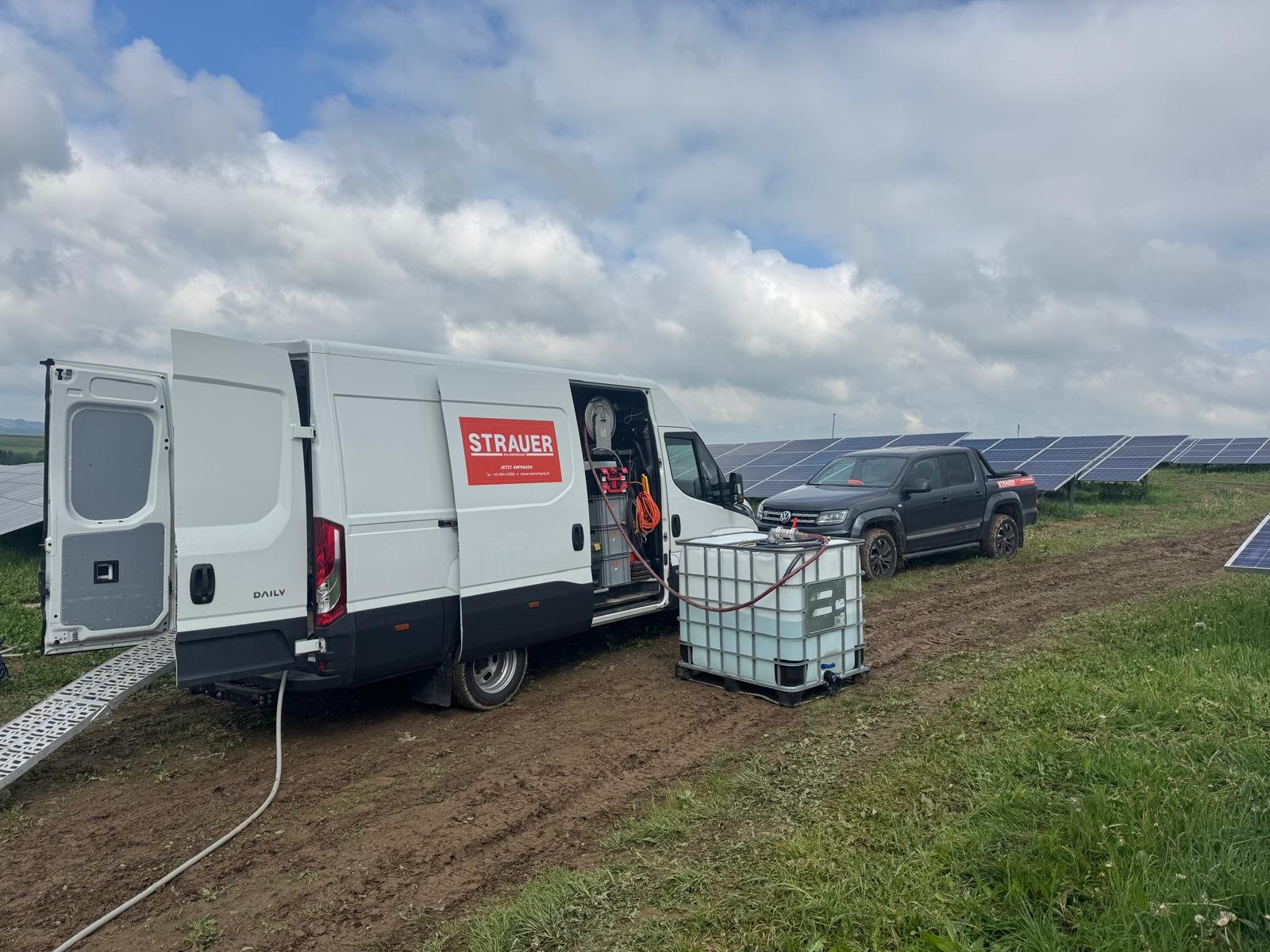Reinigungsfahrzeug_steht_in_Solarpark_daneben_ist_ein_PickUp.png