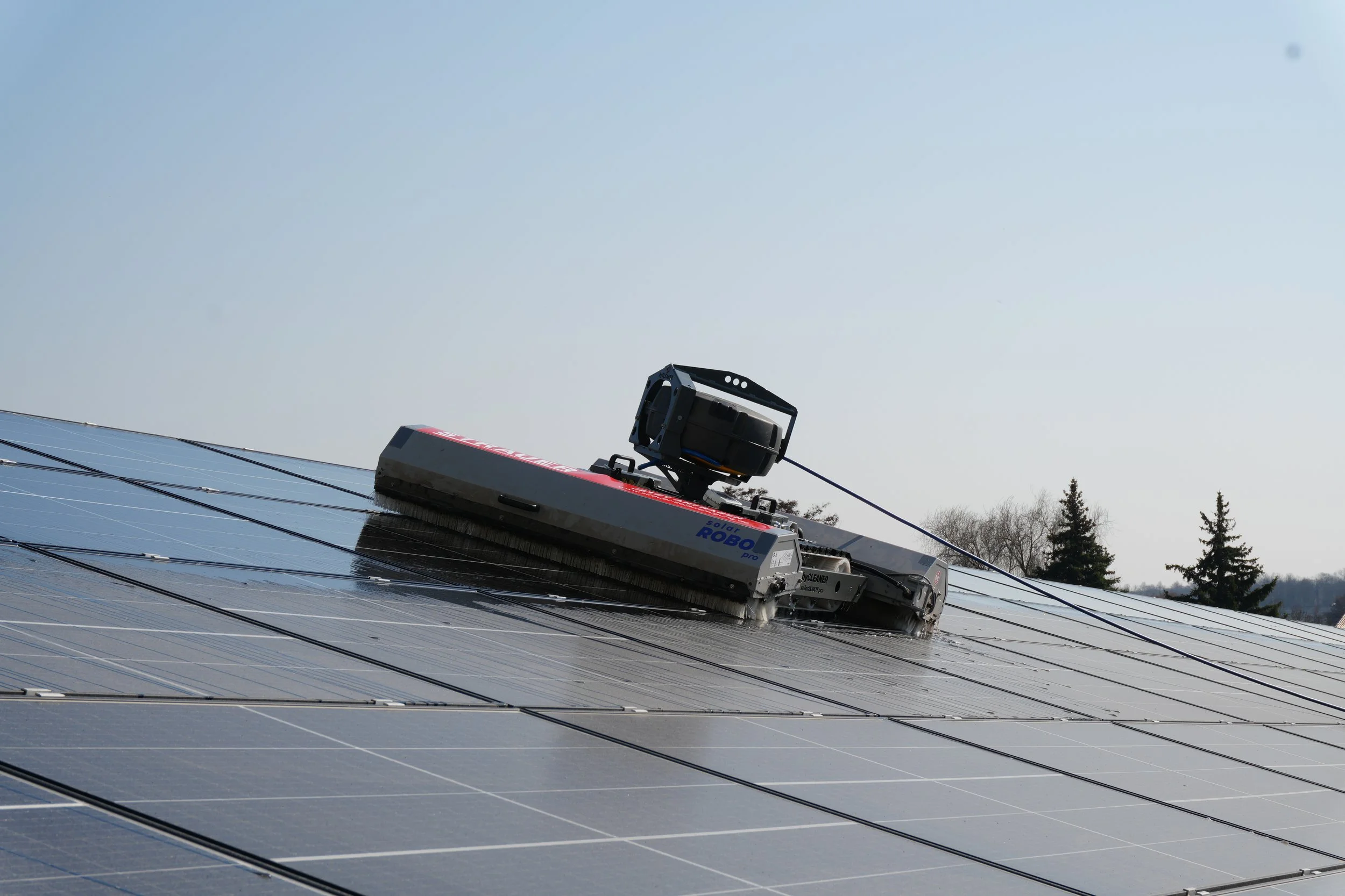 Reinigung_von_einem_Solarfeld_mit_Robotertechnik.png.