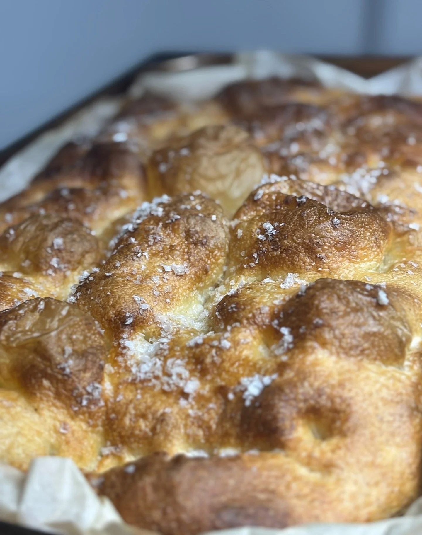 Crisp on the outside, pillowy within, our focaccia is baked fresh each morning with extra virgin olive oil and flaky sea salt - and sometimes with a few tempting twists&hellip; 🍅🫒

&mdash;

Crujiente por fuera y mullida por dentro, nuestra focaccia