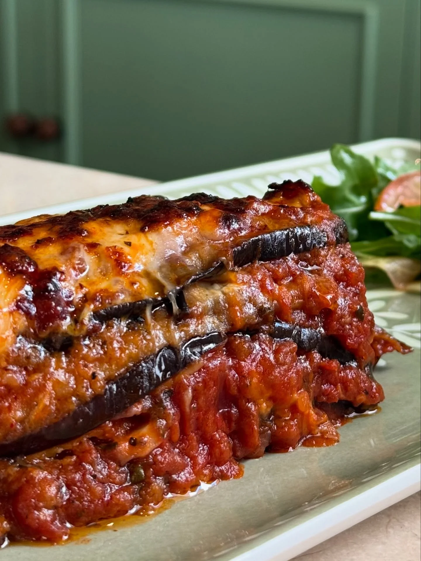 It&rsquo;s an aubergine parmigiana kind of Tuesday&hellip; see you at @nonnamonda! 🇮🇹

&mdash;

Es un martes de berenjenas a la parmesana... &iexcl;nos vemos en @nonnamonda! 🇮🇹

#nonnamonda #italiandeli #italianfood #aubergineparmigiana #parmigia