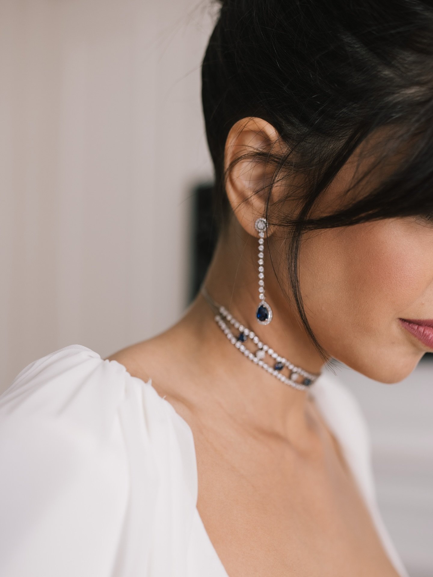 Un s&iacute; para siempre, con el brillo de las joyas que cuentan historias &uacute;nicas.
La belleza de Mar&iacute;a Jos&eacute; (@mery_licious ) en su gran d&iacute;a se enmarca en oro blanco, brillantes y zafiros. Un dise&ntilde;o exclusivo de pen