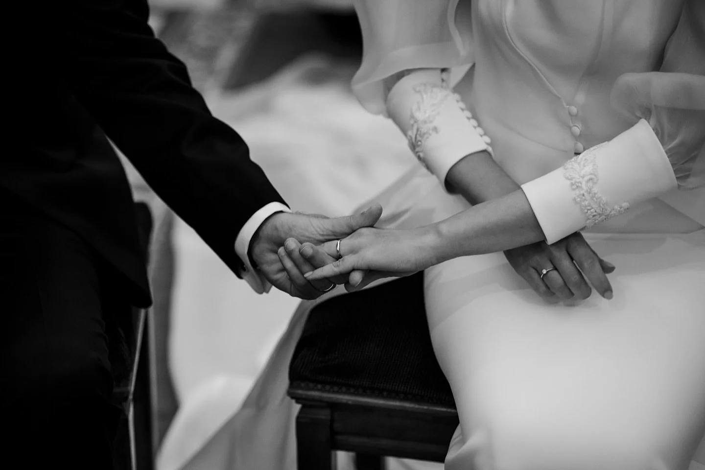 En el altar, Paula Pardo tom&oacute; la mano de su amor y, con ese gesto sencillo, lo dijo todo: confianza, complicidad y la promesa de un futuro compartido. Un s&iacute;mbolo de uni&oacute;n que trasciende las palabras y se convierte en el verdadero