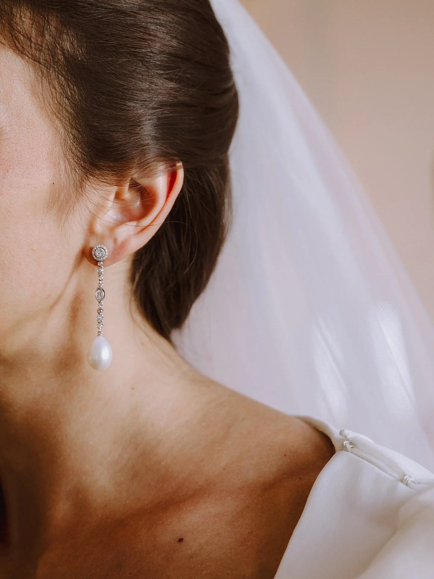 La elegancia de un d&iacute;a tan especial se refleja en cada detalle ✨.
Los pendientes de Paula S&aacute;nchez, delicados y luminosos, acompa&ntilde;an la pureza de su vestido y la emoci&oacute;n del momento. Un dise&ntilde;o que une tradici&oacute;