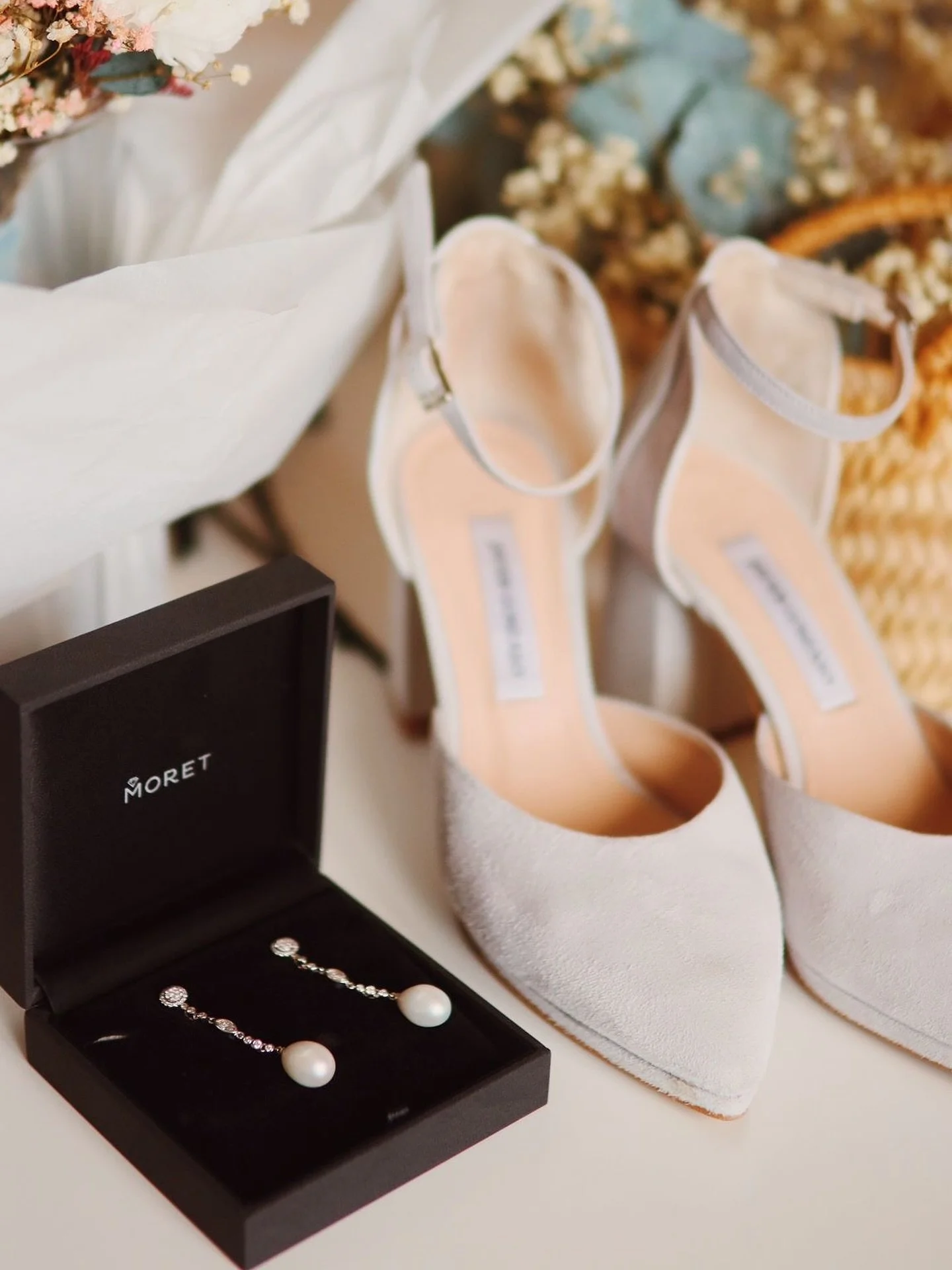 Cada detalle cuenta en un d&iacute;a tan especial. Los pendientes de perla de Moret Joyeros acompa&ntilde;an el look nupcial de Paula S&aacute;nchez, uniendo delicadeza, brillo y elegancia en perfecta armon&iacute;a con su estilo. Porque son los pequ