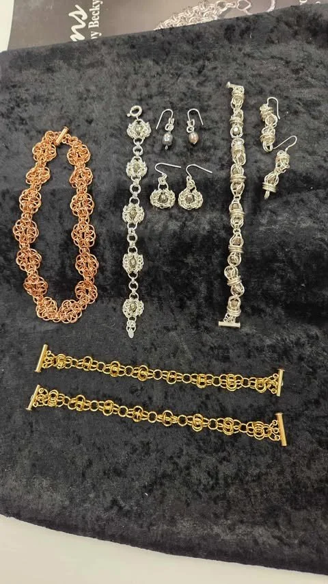 F&oslash;rste helgen i november hadde vi et veldig vellykka kurs i s&oslash;lvringer. Se s&aring; mye flott som ble laget. 3 fra Sund folkeh&oslash;yskole var ogs&aring; med - s&aring; hyggelig 😊