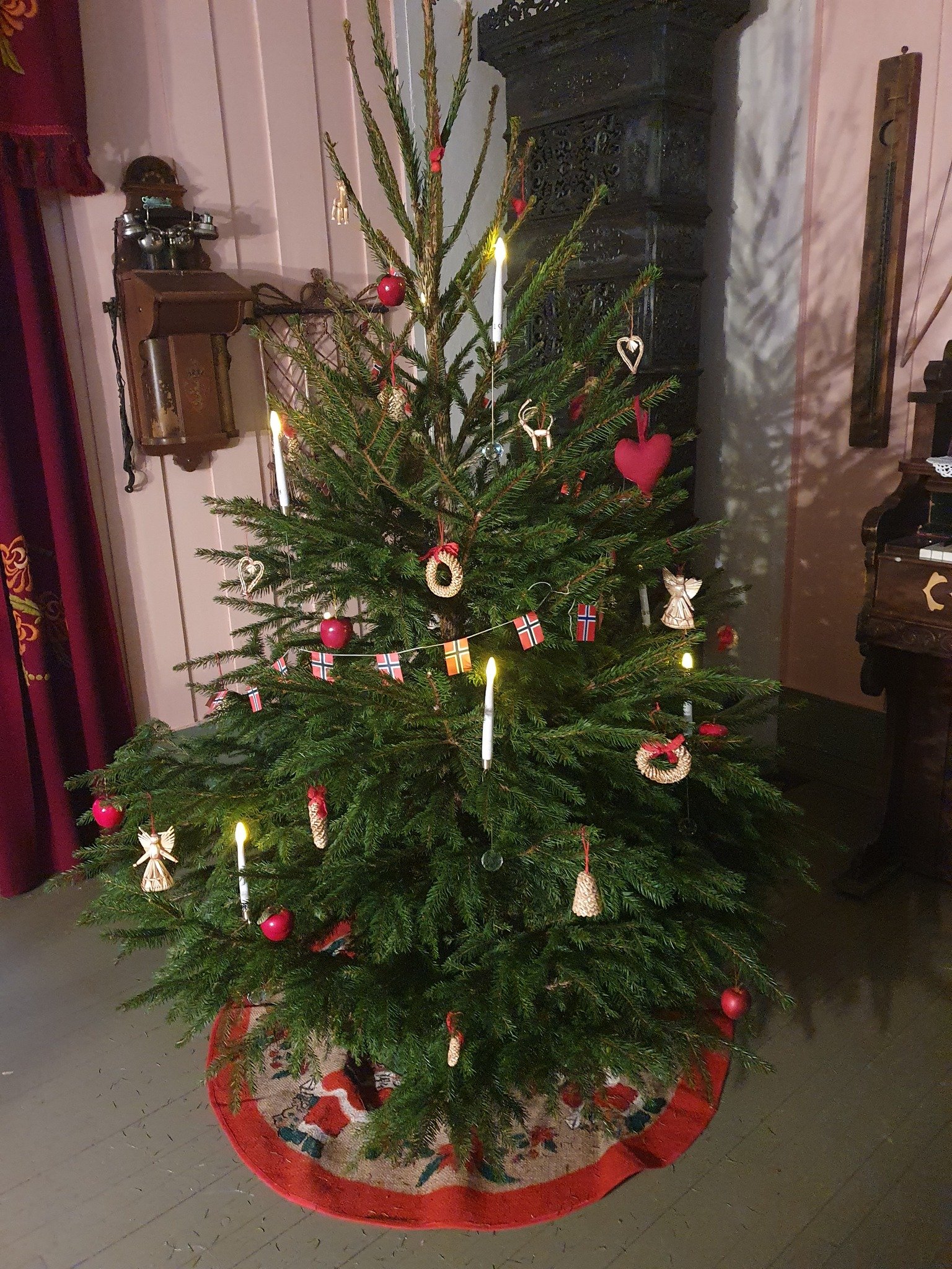 Tusen takk for et fantastisk julemarked!
Vi vil rette en stor takk til alle som bidro til &aring; gj&oslash;re dagen s&aring; stemningsfull og vellykket. F&oslash;rst og fremst en hjertelig takk til alle frivillige, arrangementskomiteen og markedskom