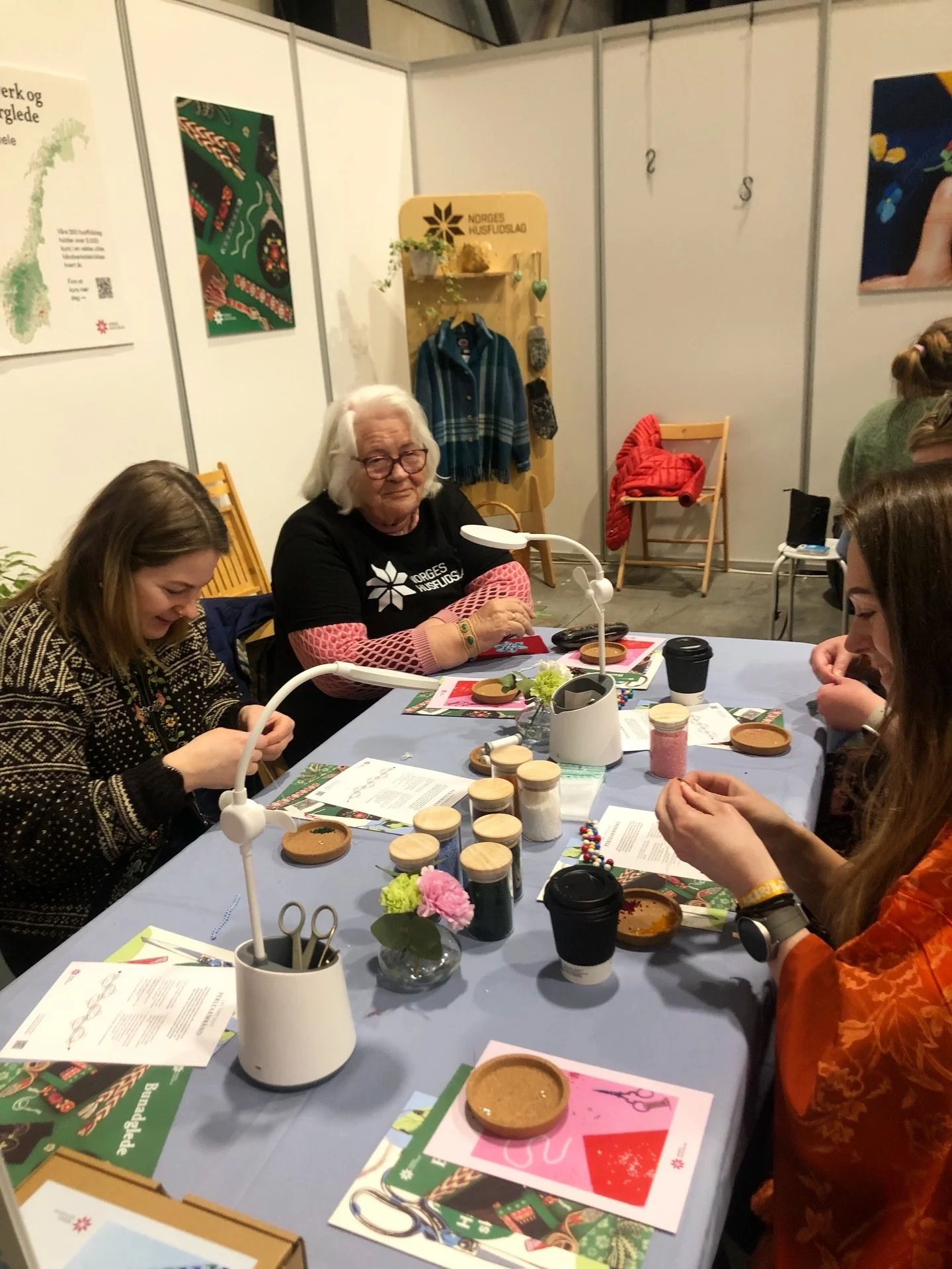 Vi har hatt en nydelig helg p&aring; @faebrikstad med mange innom standen b&aring;de l&oslash;rdag og s&oslash;ndag 😍her er kursl&aelig;rere fra L&oslash;renskog husflidslag i gang med minikurs.