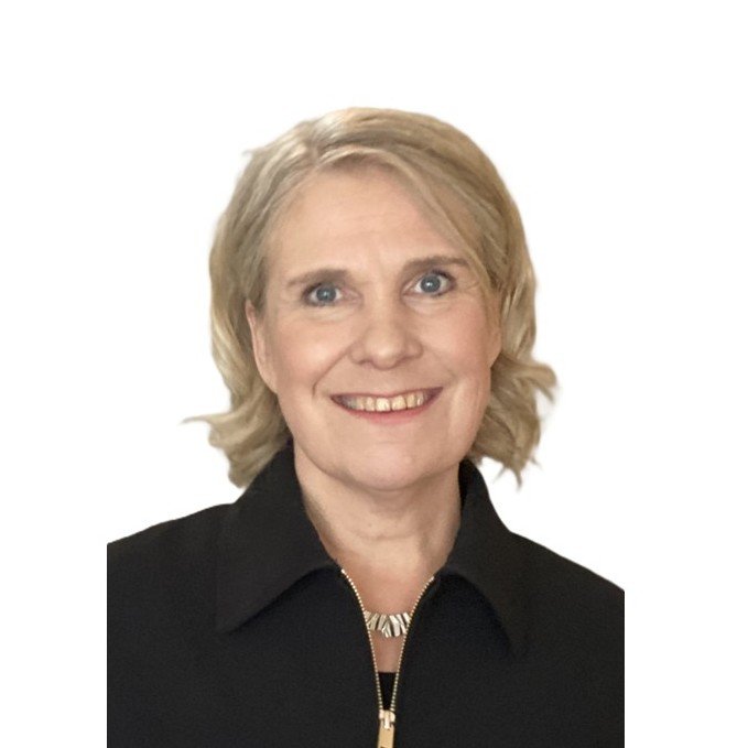 hymyilevä nainen, vaaleat lyhyet hiukset