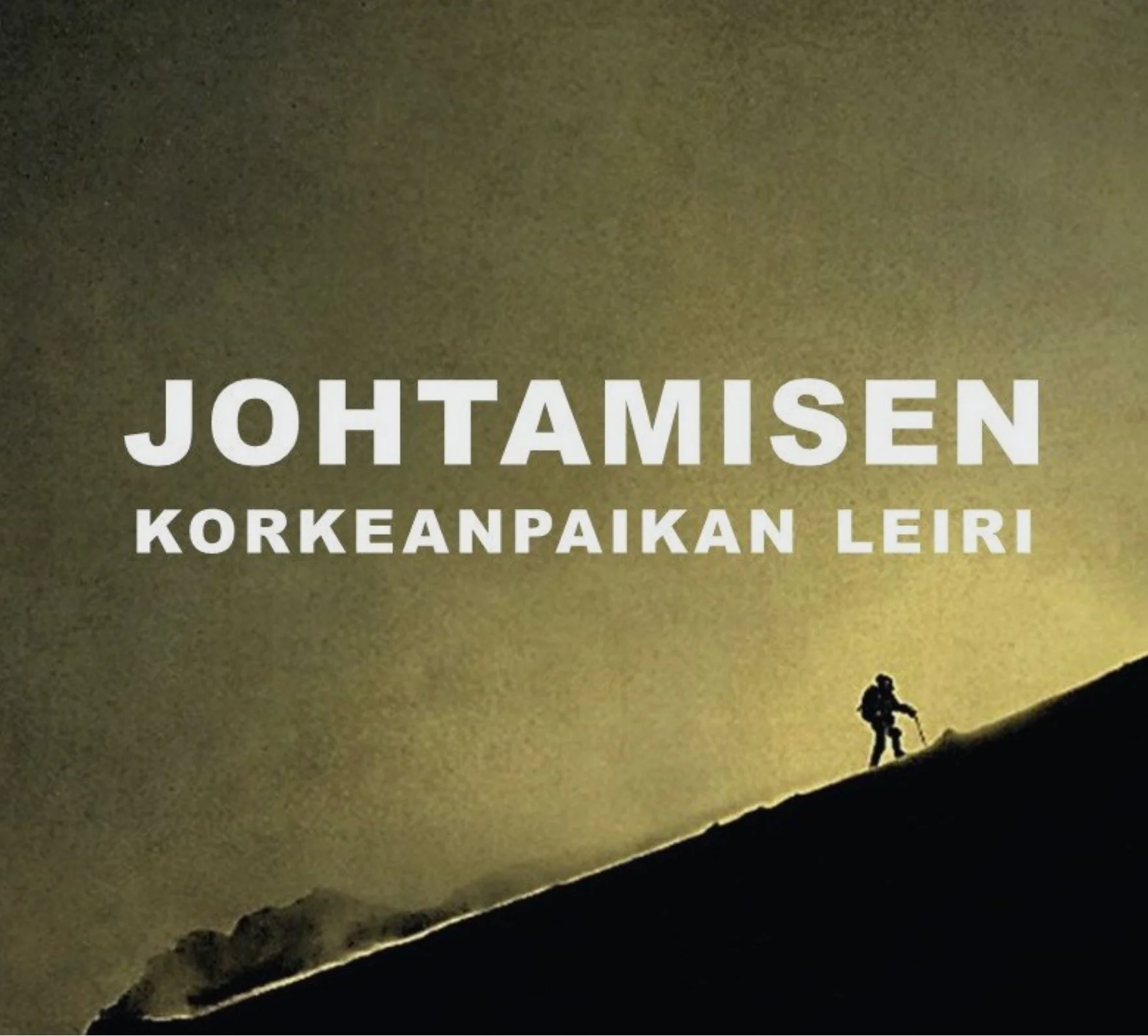 vuorikiipeilijä menossa ylöspäin jyrkkää rinnettä