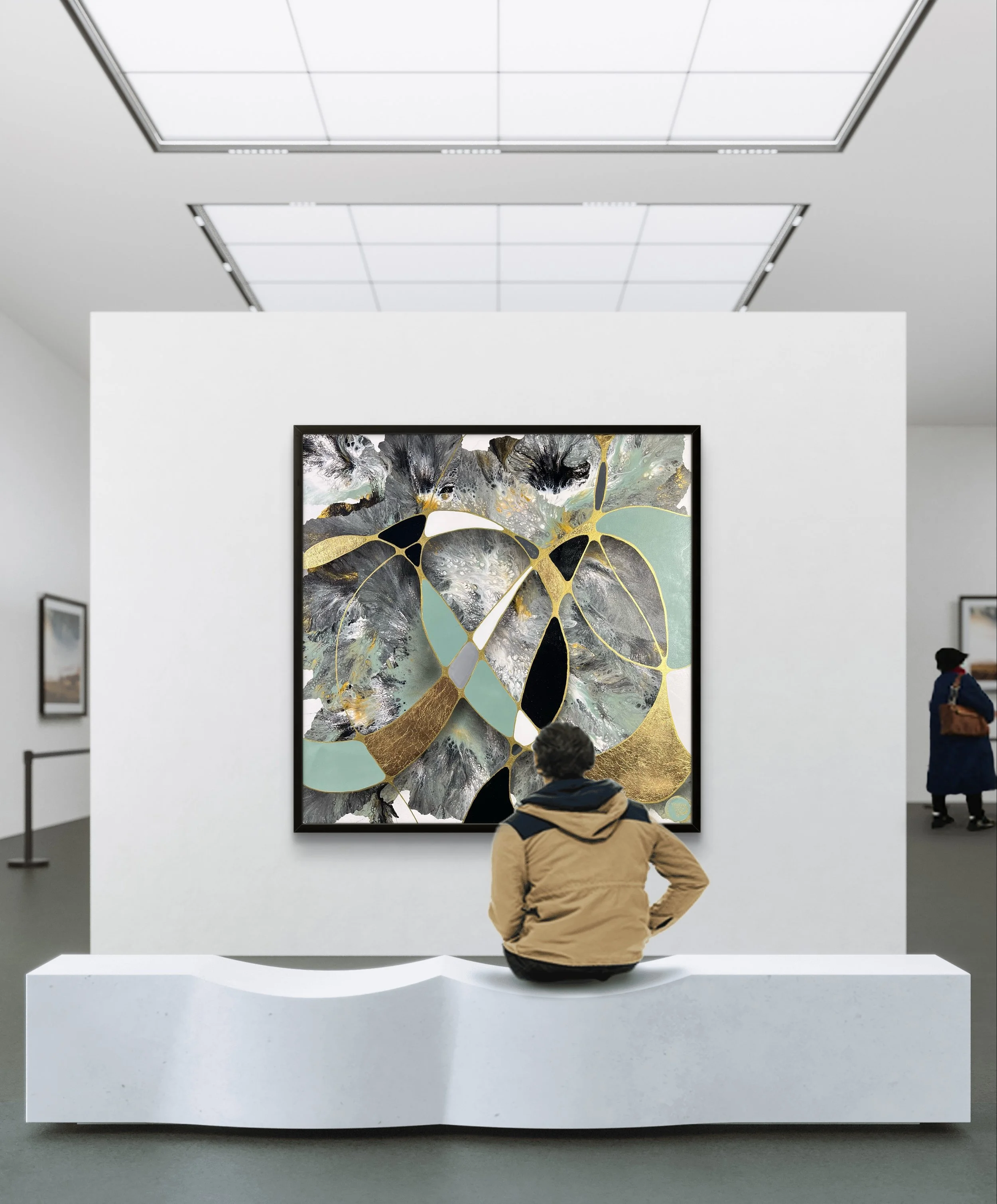 Eine Person sitzt in einem Kunstmuseum vor einem abstrakten Gemälde mit Gold-, Schwarz-, Grau- und Mint-Farben, das in einem schwarzen Rahmen hängt, während andere Besucher im Hintergrund das Museum erkunden.