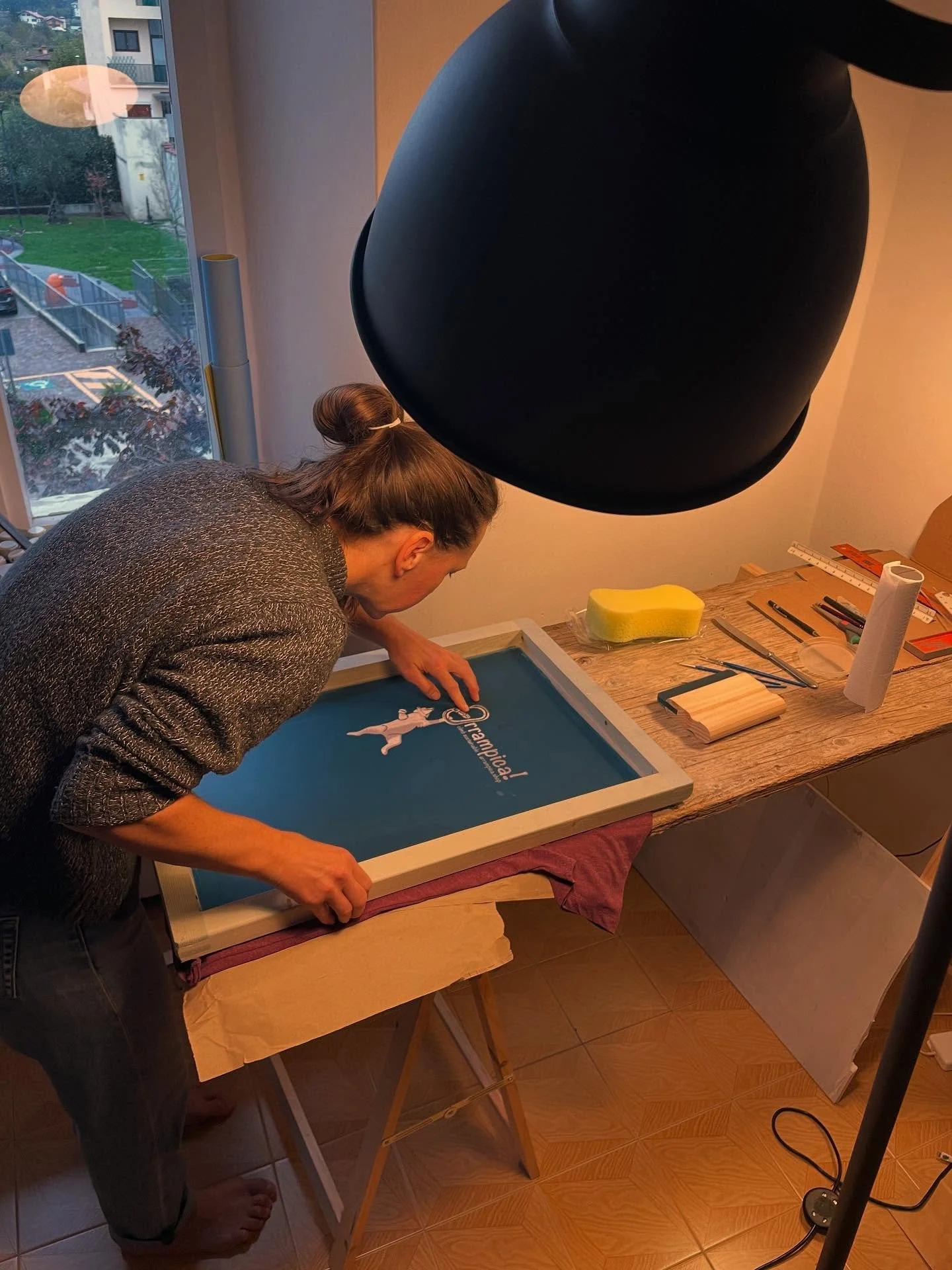 ⚠️‼️ATTENTION ‼️Amia Gallessa @studio_gallesa _gallesa &egrave; sempre all&rsquo;opera&hellip; stampa anche il matttino presto! 
Vieni a trovarci al climbing village per delle stampe GRATIS, etichette e fantastici premi di arrampicata! 

🇬🇧 @studio