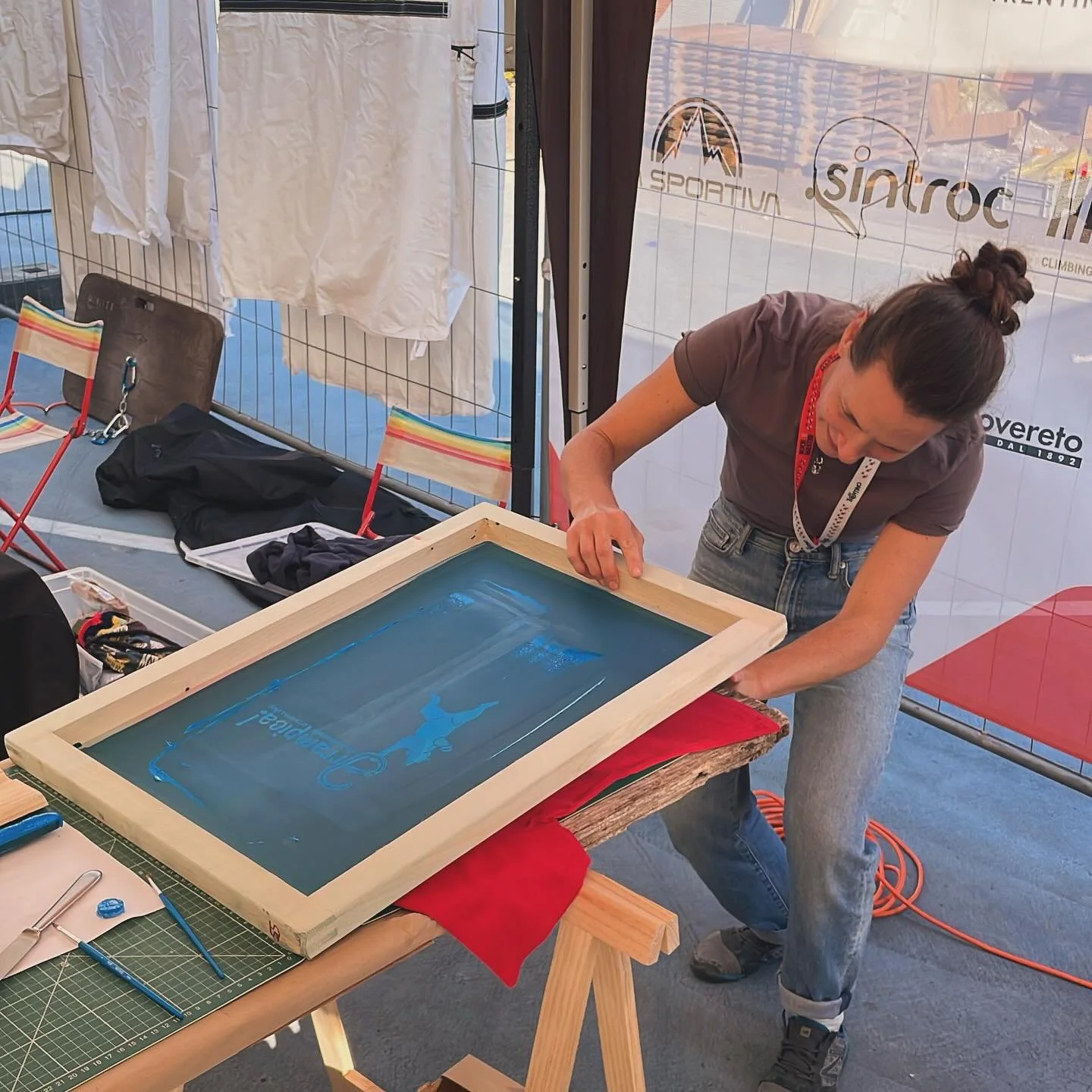 Oggi alle 17:30!! Stampa dal vivo al nostro stand del climbing village @rockmaster2025. Porta la tua vecchia maglietta @studio_gallesa te la stamper&agrave; gratis! 

Come to Arrampica&rsquo;s stand at the @rockmasterfestival climbing village.
Experi