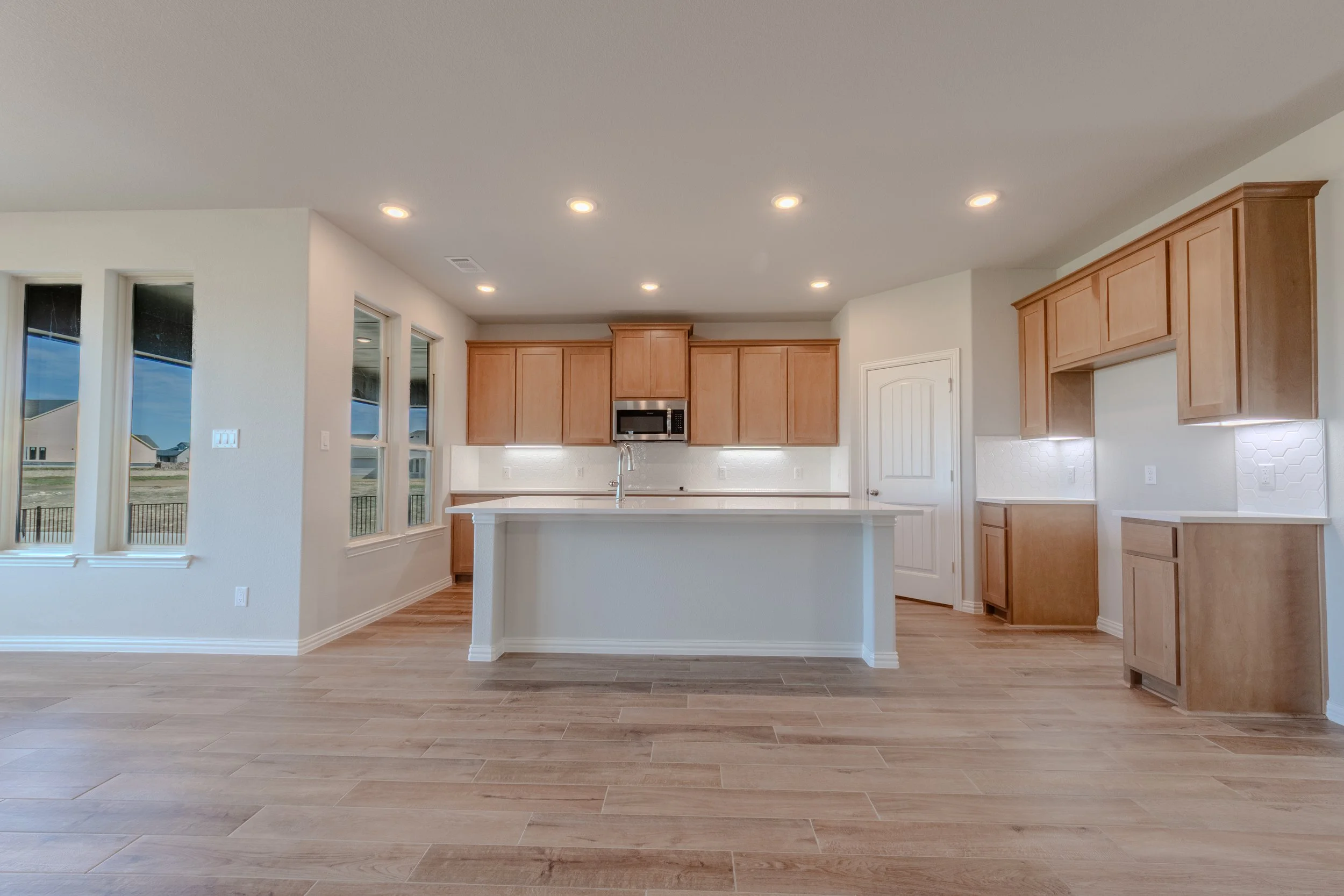 “HDR real estate interior photography in the DFW area showcasing a bright home with balanced lighting, wide-angle view, and sharp details.”