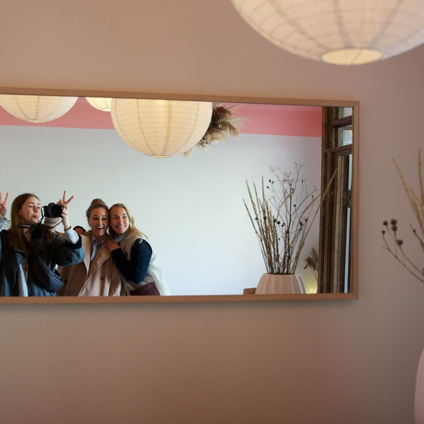 Jag och Charlotte tillsammans med vår vän och duktiga fotograf 📸 @remi.mae.studio
〰️
〰️
〰️
#theshore #theshorestudio #malmö #malmöcity #davidshall #davidshallstorg