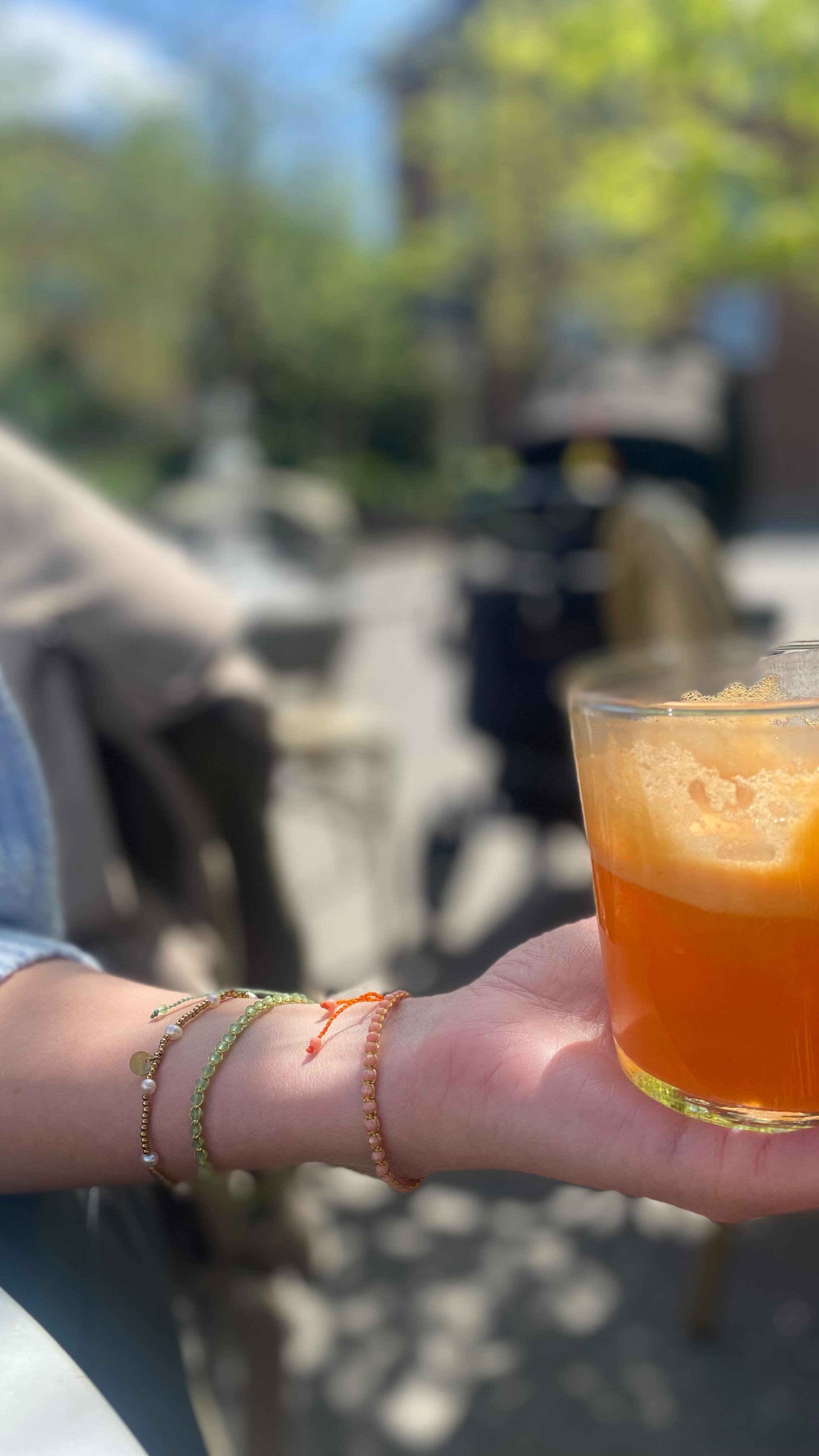 Vår underbara förmiddag i smått och gott. Möte i solen. Lunch på @frejacafeochvinbar Där vi sprang på @sarah_brookswilson och hennes underbara valp. Som jag blev helt kär i 🥰