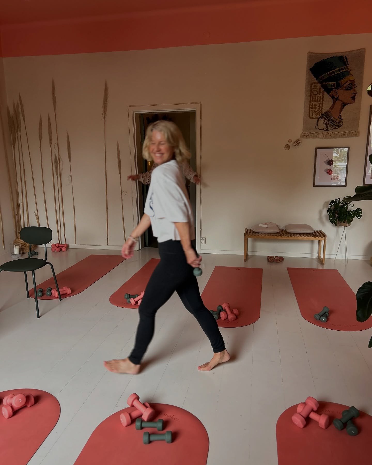 “It keeps me fit just doing this bit.” 😅
Well darling @sarah_wilson_yoga , we are so happy you’re doing it for us. It’s the best worst feeling one can have. 🔥🍑🤭
〰️
〰️
〰️
#barremalmö #theshorebarre #barrebutt