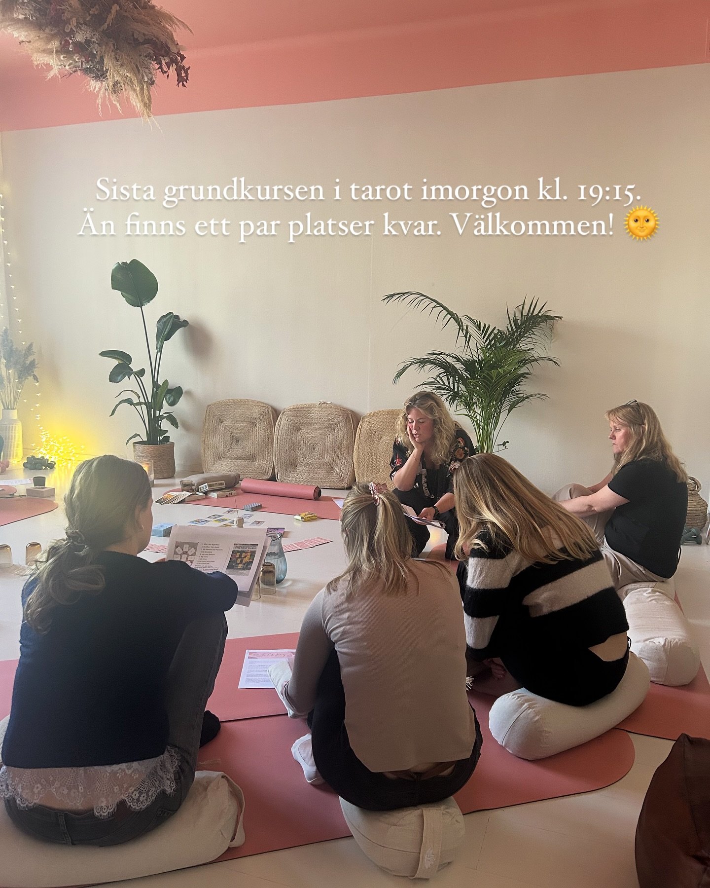 Sugen på att lära dig mer om hur tarot fungerar och hur det kan hjälpa dig i vardagen? Välkommen på en grundkurs imorgon tisdag med Lisen som guidar dig genom grunderna och även avslutar med en mini-reading till alla s