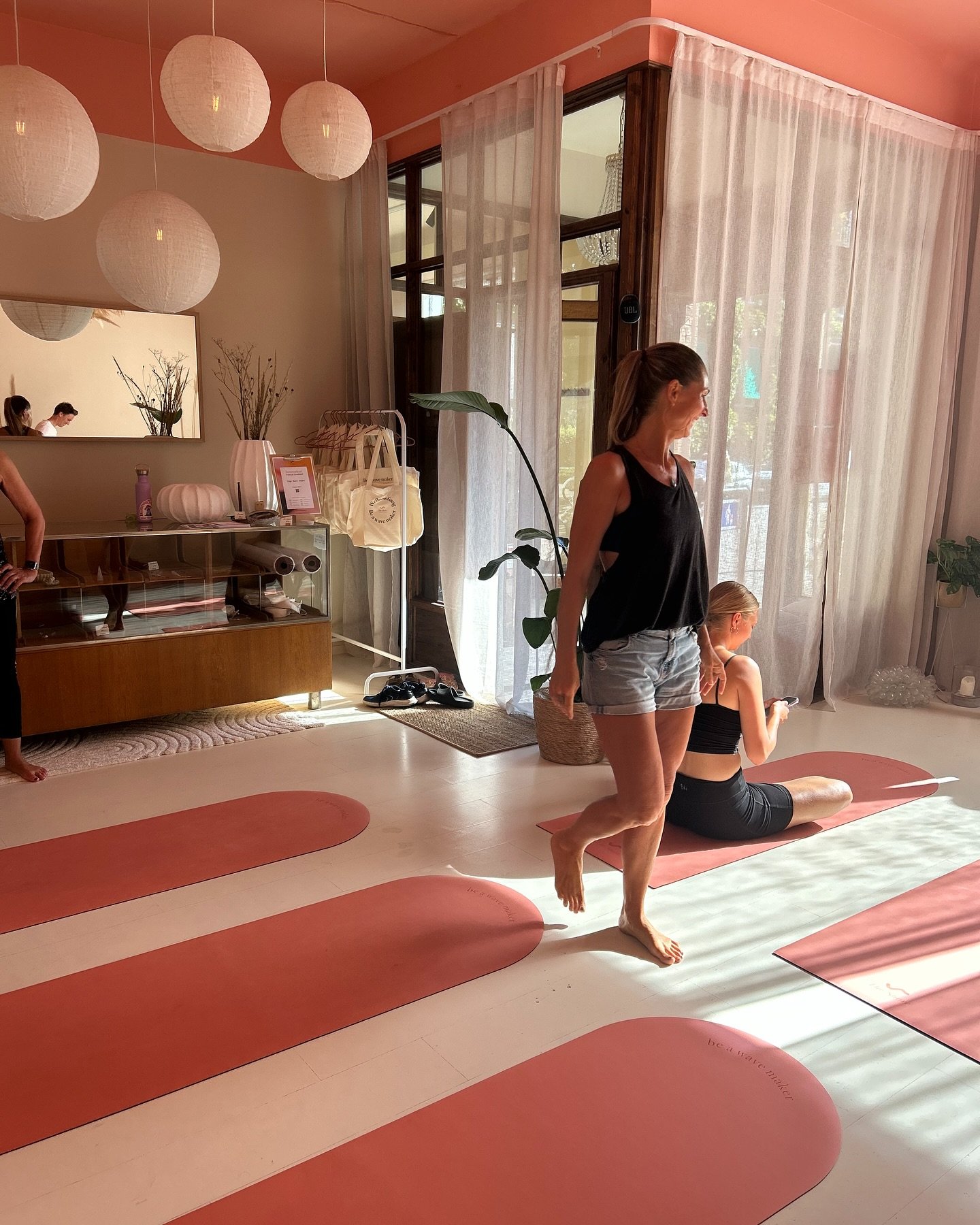 Imorgon kväll (onsdag) har vi en extrainsatt Yinyoga kl. 19 med @jennyshaktiflow . Varmt välkommen! 🌸