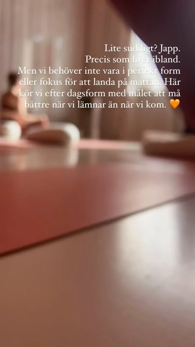 Lite suddigt? Javisst.
Precis som livet ibland.
Men vi behöver inte vara i perfekt form eller fokus för att landa på mattan. Här kör vi efter dagsform med målet att må bättre när vi lämnar än