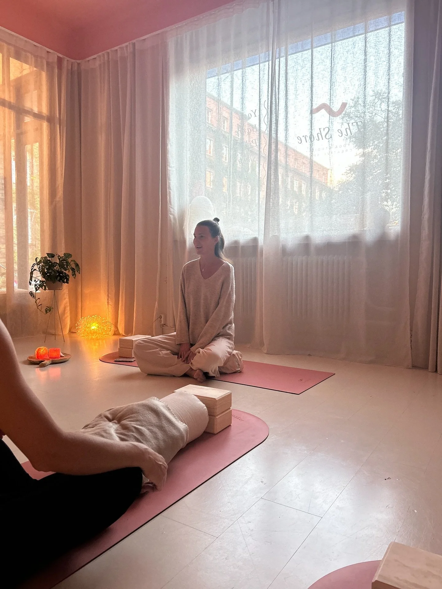 Kvälls-Yin med @hannahborgstrom idag var ljuvligt. Och extra mysigt såklart nu när mörkret sakta smyger sig på. Vi välkomnar hösten 🍁 med levande ljus, te och ett extra fokus på balans mellan energi och lug