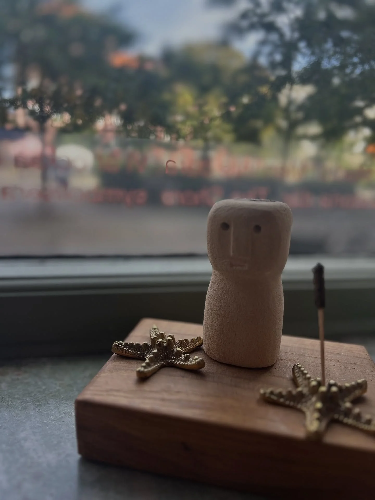 Vi &auml;lskar doften som m&ouml;ter oss varje g&aring;ng vi l&aring;ser upp d&ouml;rrarna till studion. Den har liksom sin egen signaturdoft. Det &auml;r n&aring;gon fin mix av r&ouml;kelse fr&aring;n den h&auml;r vaktande filuren, yogamattor, eucal