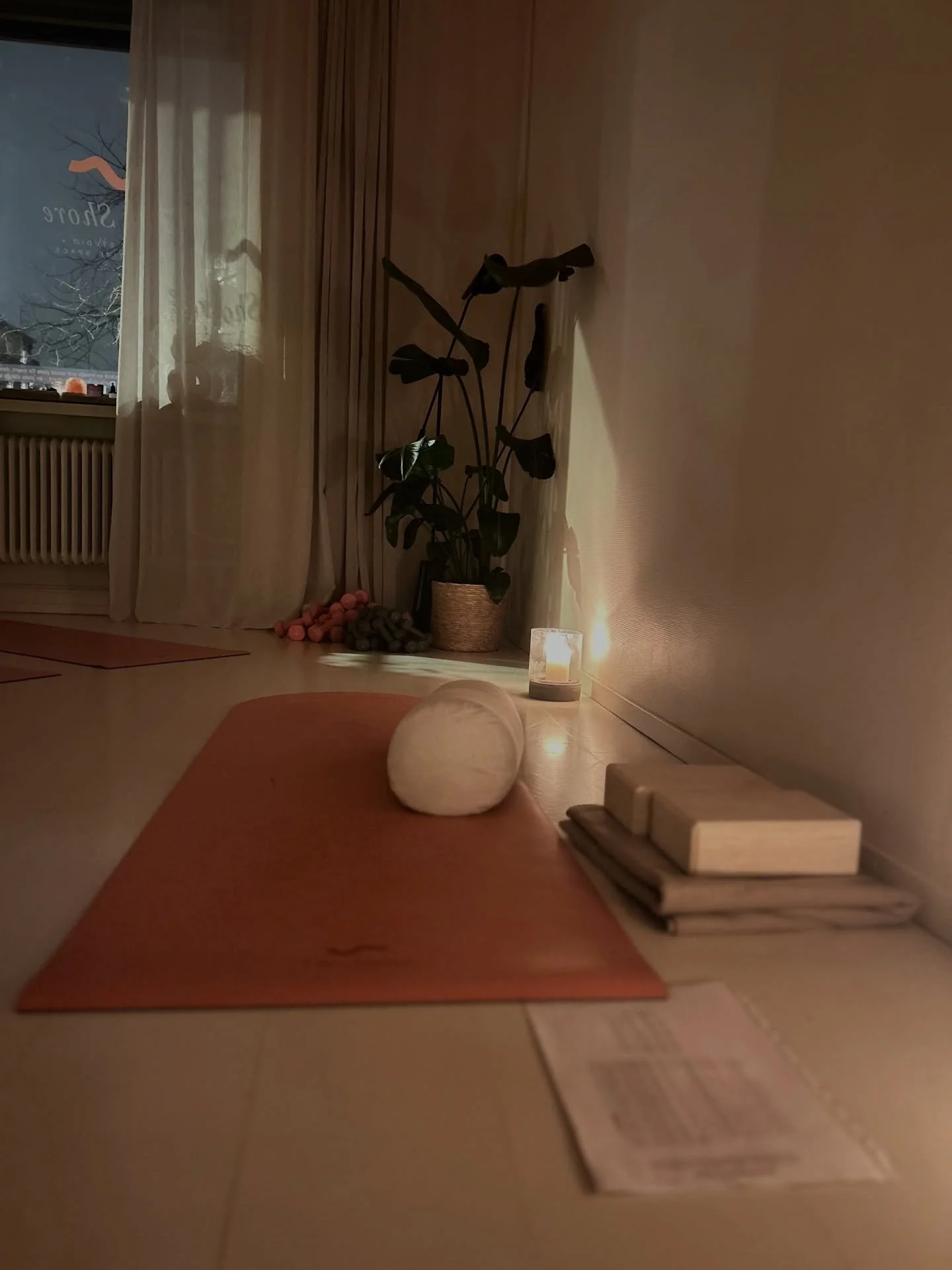 Ikv&auml;ll hade vi sista klassen av 5 veckor Yin &amp; Reiki. Alison lyckas alltid f&aring; oss alla s&aring; avslappnade och lugna. Idag kanske lite extra och jag h&ouml;rde l&auml;tta snarkningar fr&aring;n minst tre h&aring;ll! 🥰 Den h&auml;r ti