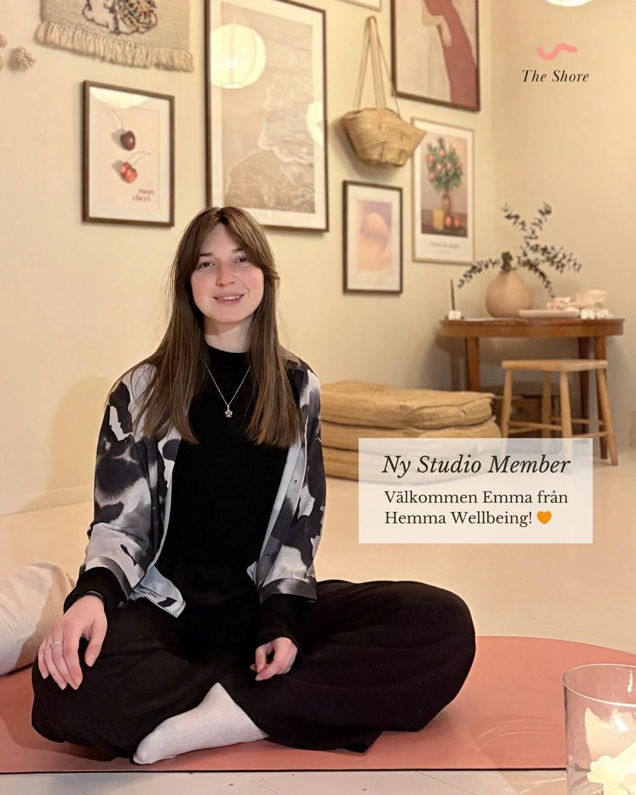 ✨ NYHET: V&auml;lkommen Emma Kurvits / Hemma Wellbeing ✨

Vi &auml;r s&aring; glada att v&auml;lkomna Emma Kurvits som ny Studio Member hos oss p&aring; The Shore. 🧡 Emma &auml;r grundare av Hemma Wellbeing och arbetar med holistiskt v&auml;lm&arin