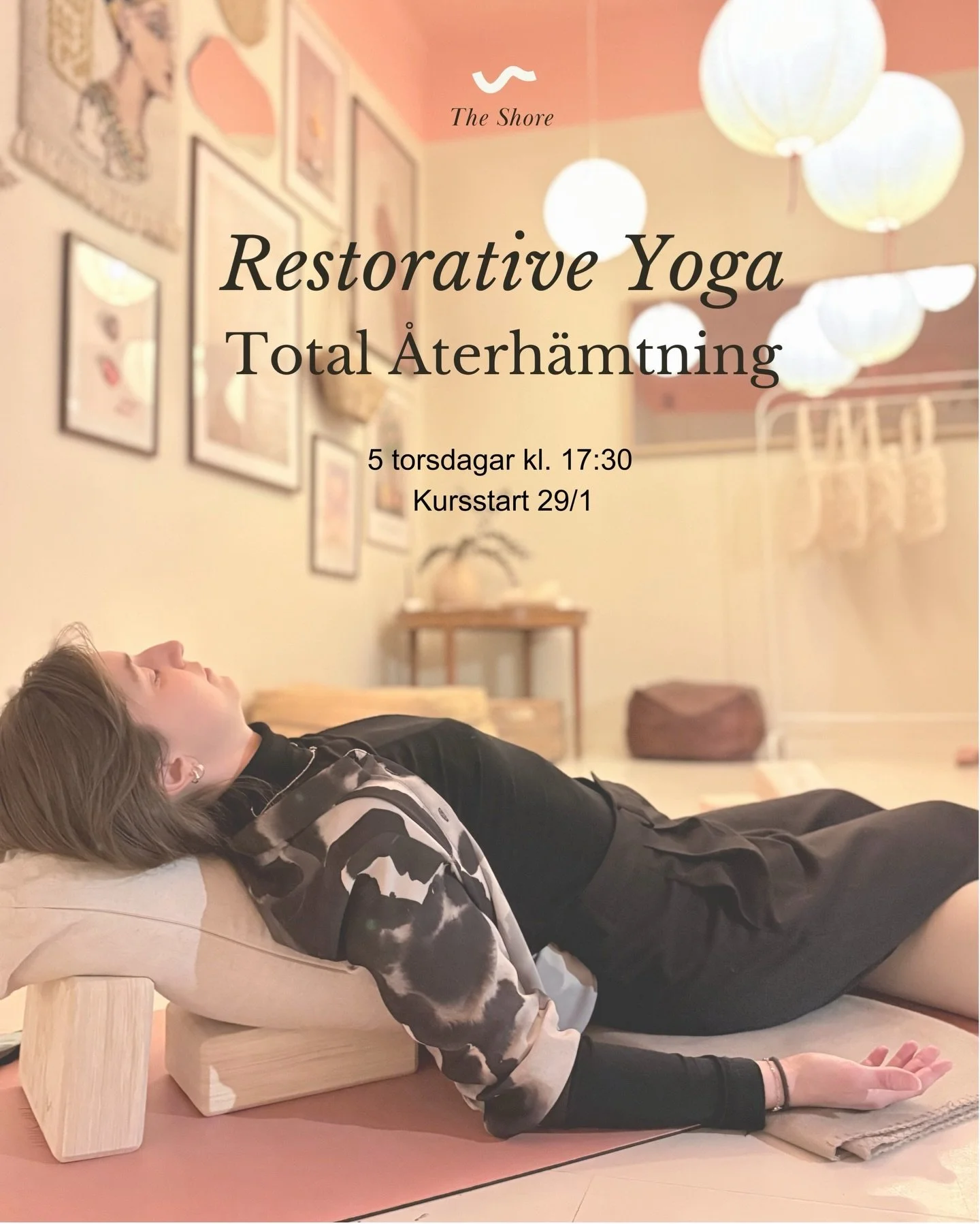 🌿 Kursstart 29 jan 〰️ Restorative Yoga

Starta &aring;ret med en mjuk omfamning av kropp och sinne. Restorative yoga &auml;r en lugn och stillsam yogaform d&auml;r vi stannar l&auml;nge i positionerna och anv&auml;nder kuddar, filtar och andra st&ou