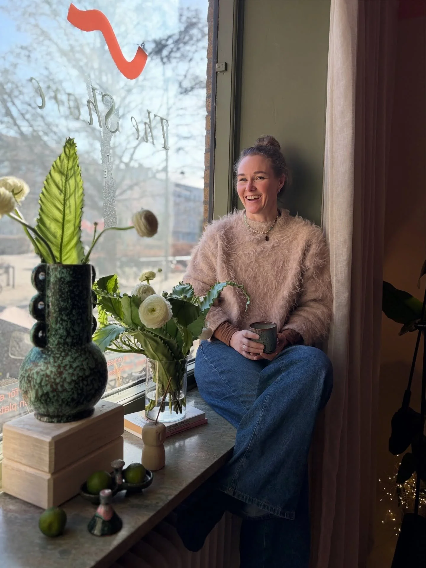 M A R S =
Mer Av Reflektion &amp; Sol ☀️

H&auml;r sitter Paulina och kontemplerar kring livet, knoppar som brister och v&aring;rens f&ouml;rsta fr&auml;knar.

Hoppas att du ocks&aring; hinner med en lugn och mysig stund bara f&ouml;r dig sj&auml;lv 