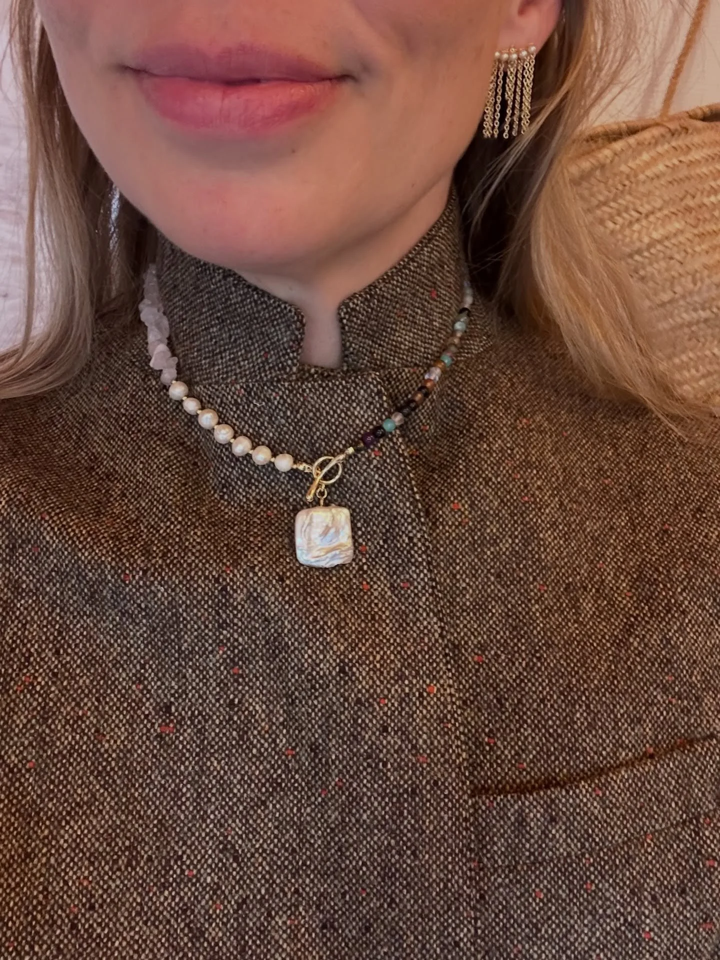 Sugen p&aring; en ny trogen kompanjon att h&auml;nga runt halsen i v&aring;r och sommar? Kom f&ouml;rbi och kl&auml;m och k&auml;nn p&aring; v&aring;ra fina &lsquo;one of a kind&rsquo; halsband 〰️ australiensk designer och producerade + ink&ouml;pta 