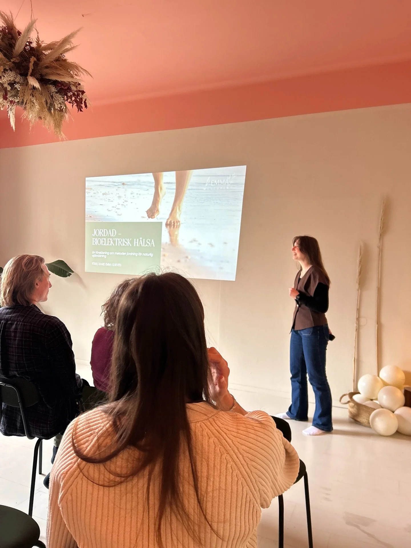 Tack Emma fr&aring;n @hemma_wellbeing f&ouml;r g&aring;rdagens f&ouml;rel&auml;sning om jordning. Ett s&auml;tt att snabbt och enkelt balansera kroppen med hj&auml;lp av direktkontakt med jorden, s&aring;som gr&auml;s, sand, jord eller sten. 

Det fi