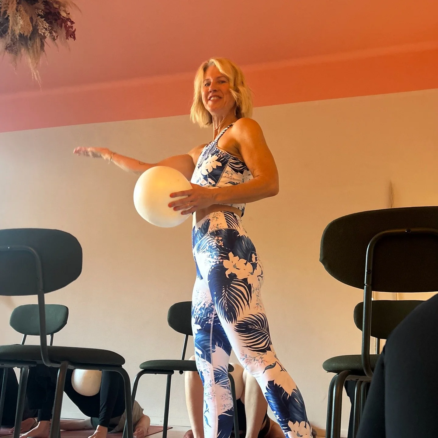 En plats kvar till morgondagens Barreklass med b&auml;sta @sarah_wilson_yoga. 

&Ouml;nskar er alla en underbar vecka! 🌞

〰️〰️〰️
Be a (bootylicious) wavemaker