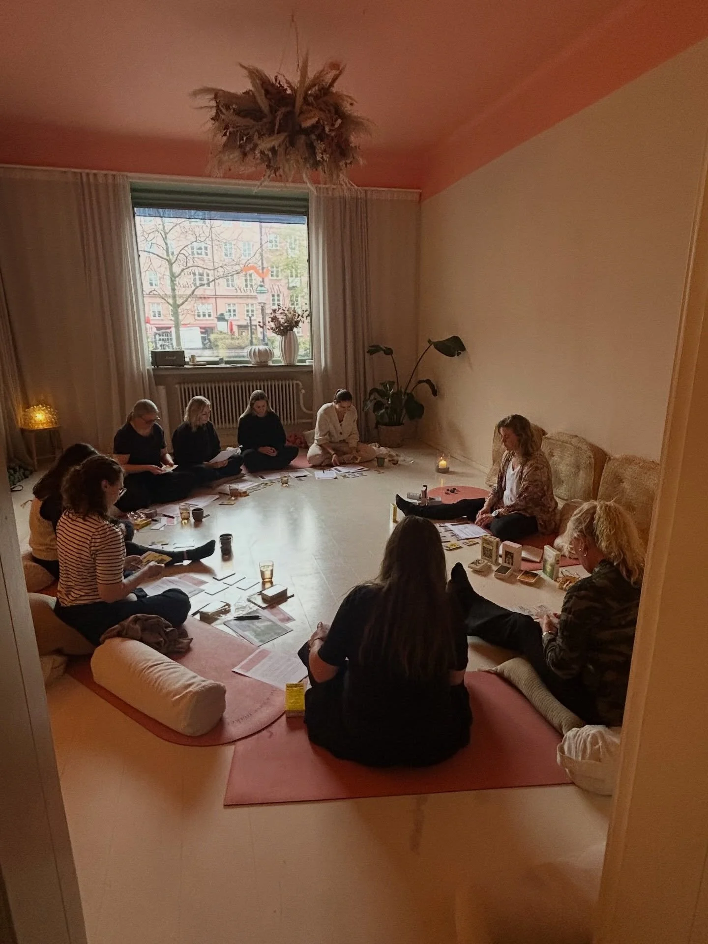 Kul att se s&aring; m&aring;nga nyfikna p&aring; tarot ig&aring;r. N&auml;sta tillf&auml;lle &auml;r fullbokat men vi har just satt in en tredje grundkurs i tarot den 24 maj. P&aring; den har vi 8 platser kvar 🤗. 

Vill du l&auml;sa mer eller boka? 