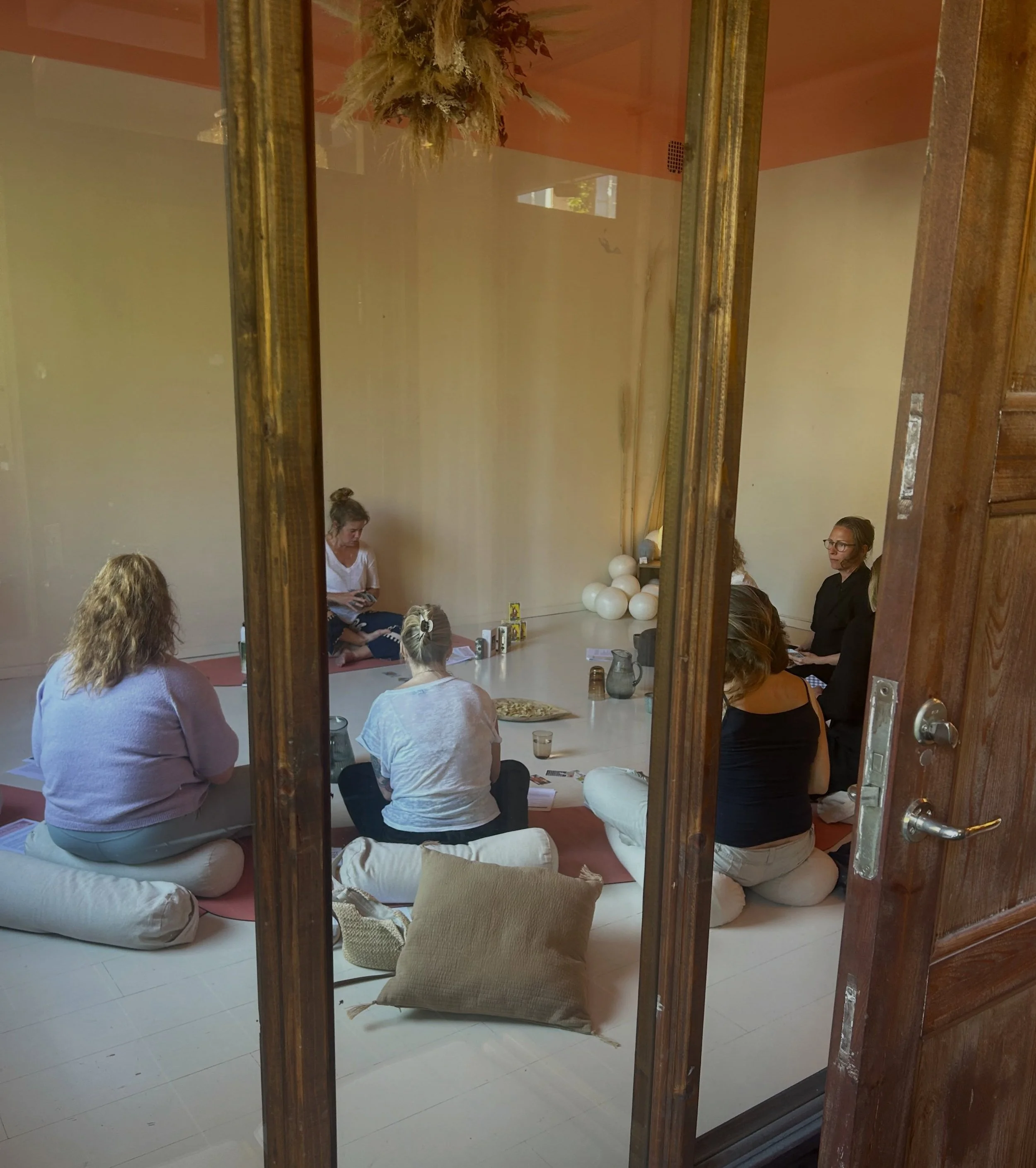 S&aring; var alla tarot event f&ouml;r den h&auml;r g&aring;ngen avklarade. F&ouml;&ouml;ruuuuuutom den extra lilla pop-up workshopen p&aring; &ouml;nskem&aring;l d&auml;r ni sj&auml;lva laborerar olika l&auml;ggningar med support fr&aring;n Lisen. L