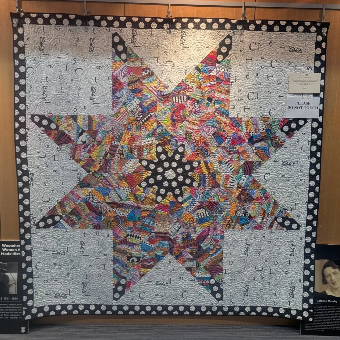 'Puy a Spin on It' quilt at @mamlibadults Library welcomed visitors at the Voter education and registration event hosted by co-president Beth Radow of the @lwv_larchmtmamk.

This time the music was provided courtesy of @westchesterchoralsociety
Btw. 