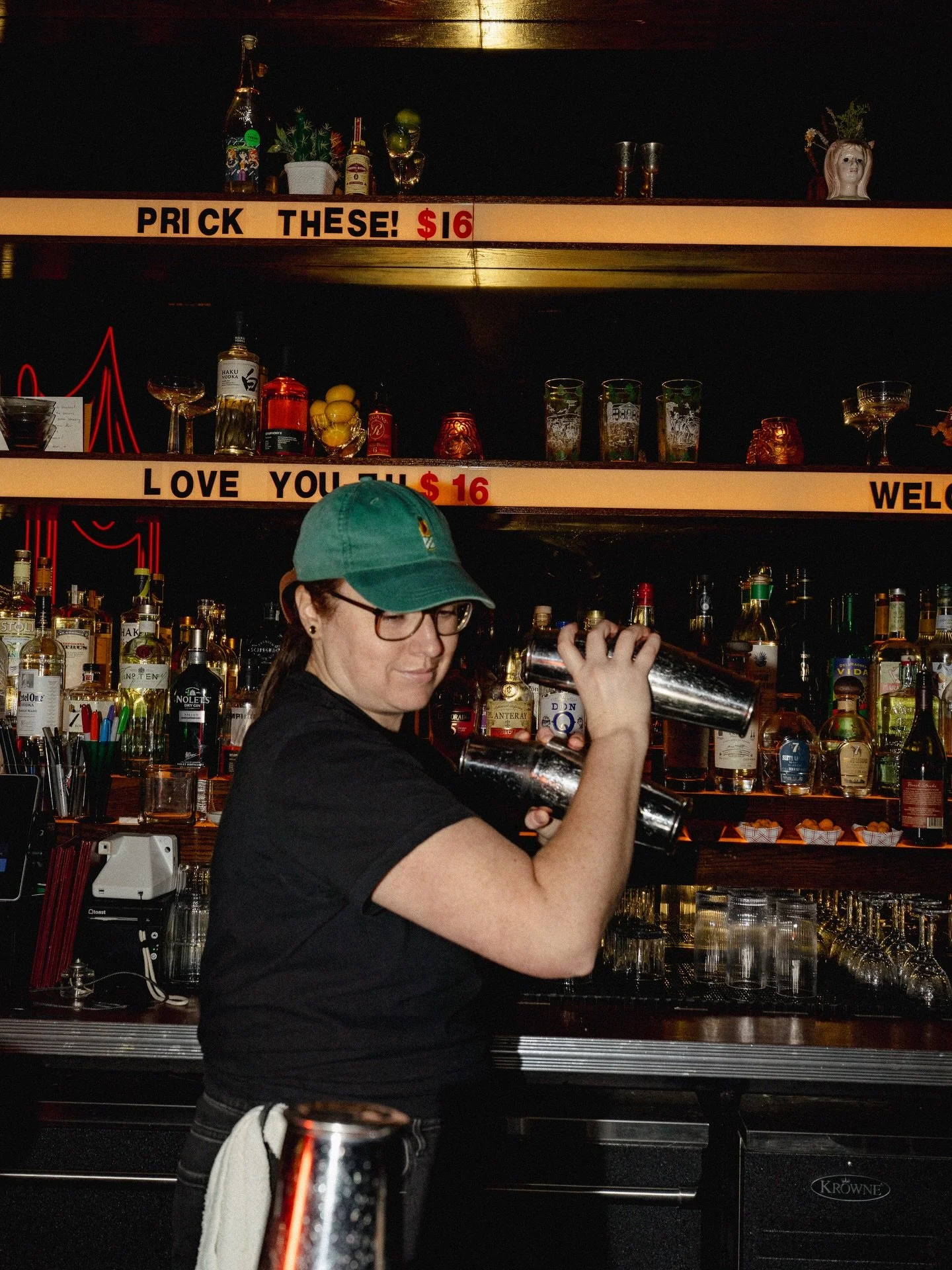 Serving looks and strong pours, shaking up the vibe one cocktail at a time. &hearts;️

📍Washington, D.C.

Bar Betsie cocktail bar in Washington DC, Trendy cocktail lounge near Union Market DC, Late-night cocktail bar in Washington DC, Best cocktails