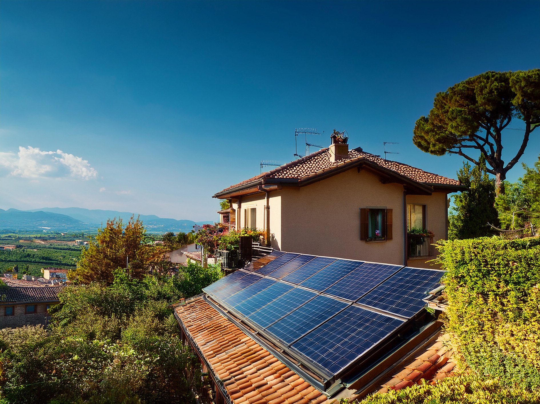 Pannelli solari sul tetto di una casa in campagna