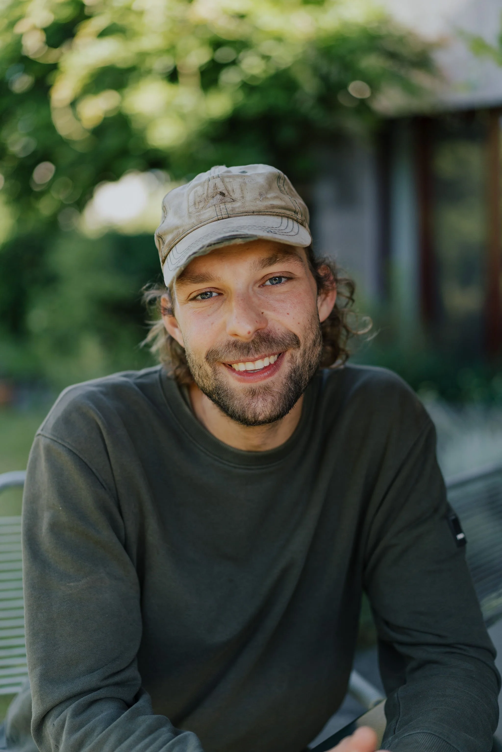 Thierry Meyer lächelnd in einem naturnahen Garten in Bern