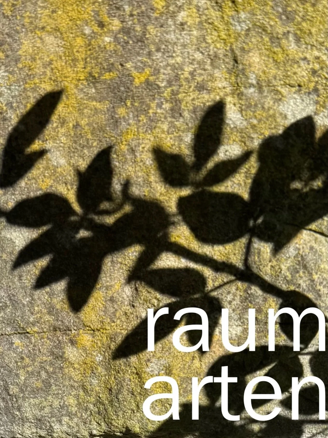 Zwischen Sonne und Schatten entstehen im Garten st&auml;ndig neue R&auml;ume, Stimmungen und kleine Welten.

Bl&auml;tter zeichnen fl&uuml;chtige Muster auf Mauern, &Auml;ste brechen das Licht und mit jeder Tageszeit ver&auml;ndert sich die Atmosph&a