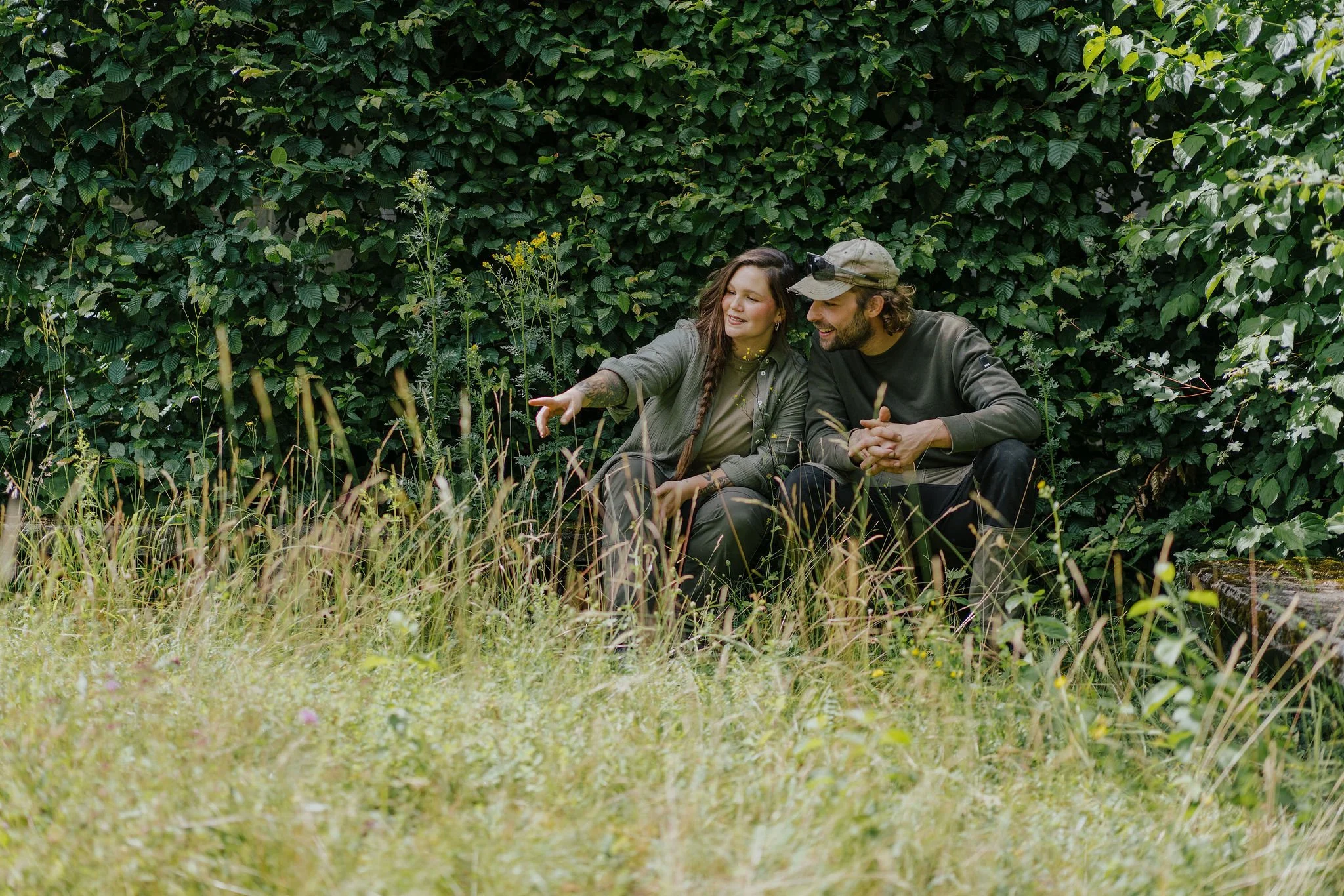 Zwei Menschen sitzen inmitten einer artenreichen Magerwiese in Bern und geniessen die Natur, die sie umgibt.