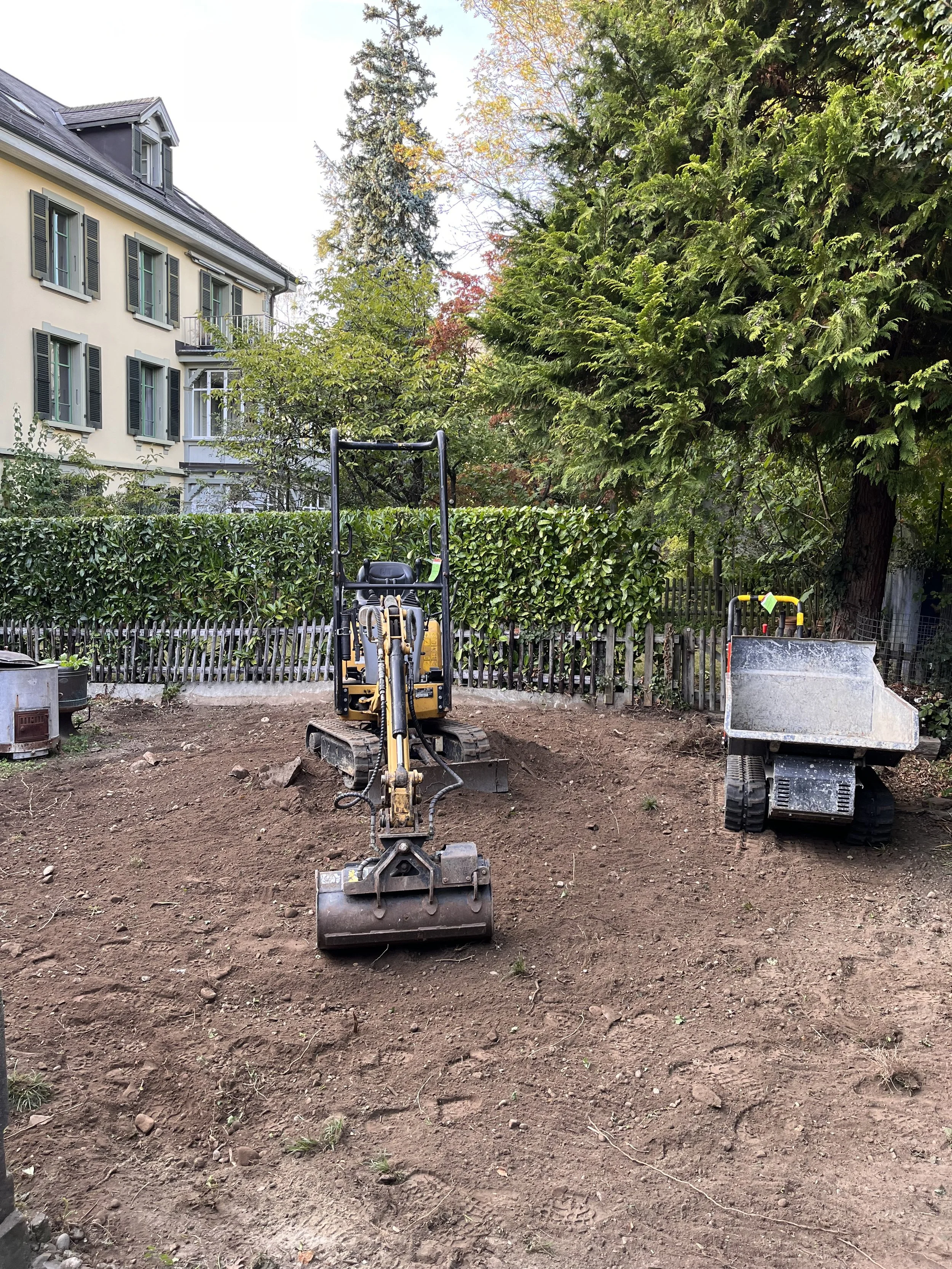 Erdarbeiten mit Bagger und Vorbereitung der Geländemodellierung im Kirchfeld Bern