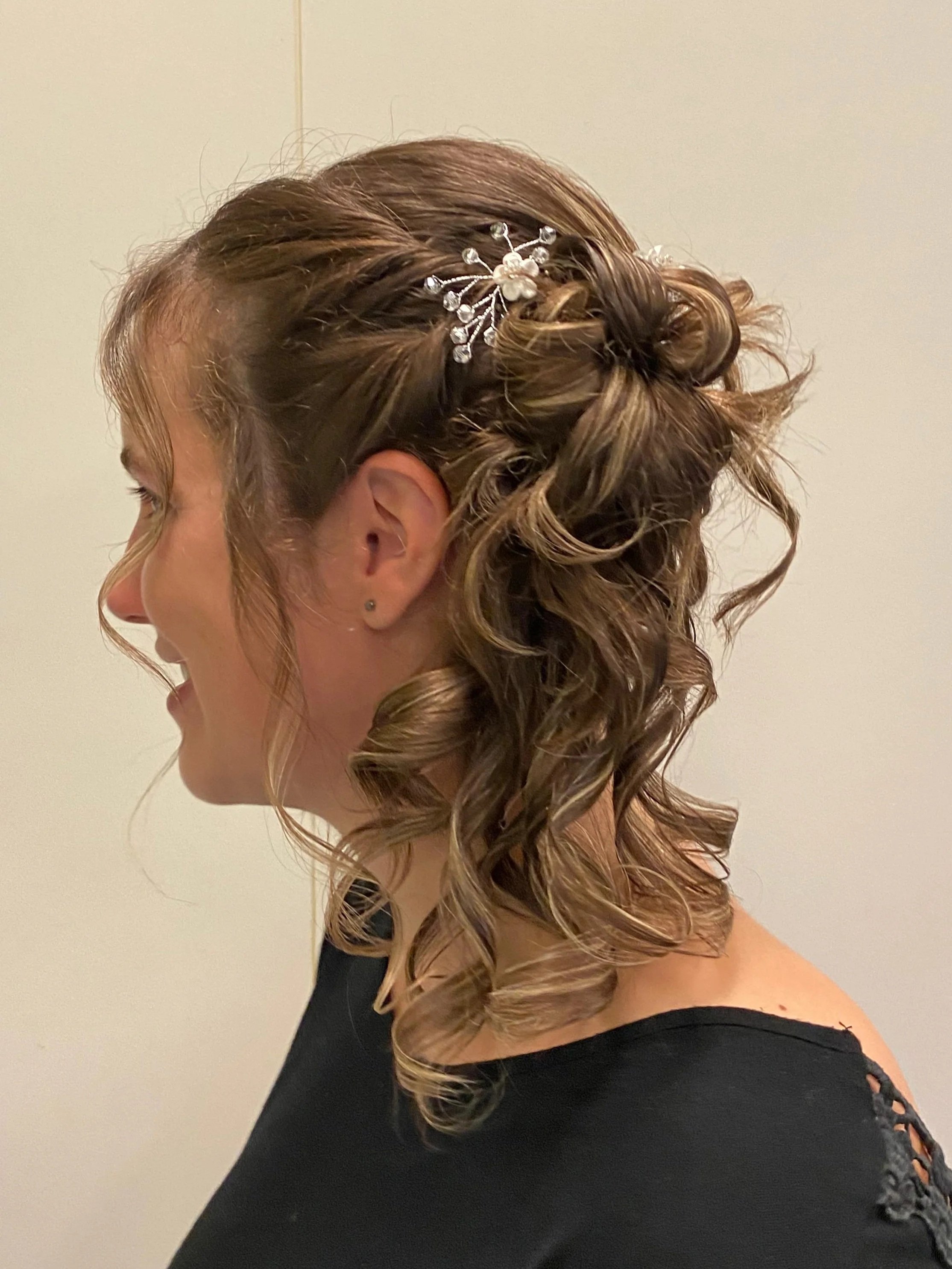 Frau mit lockiger Hochsteckfrisur und Haarschmuck, seitliches Profil