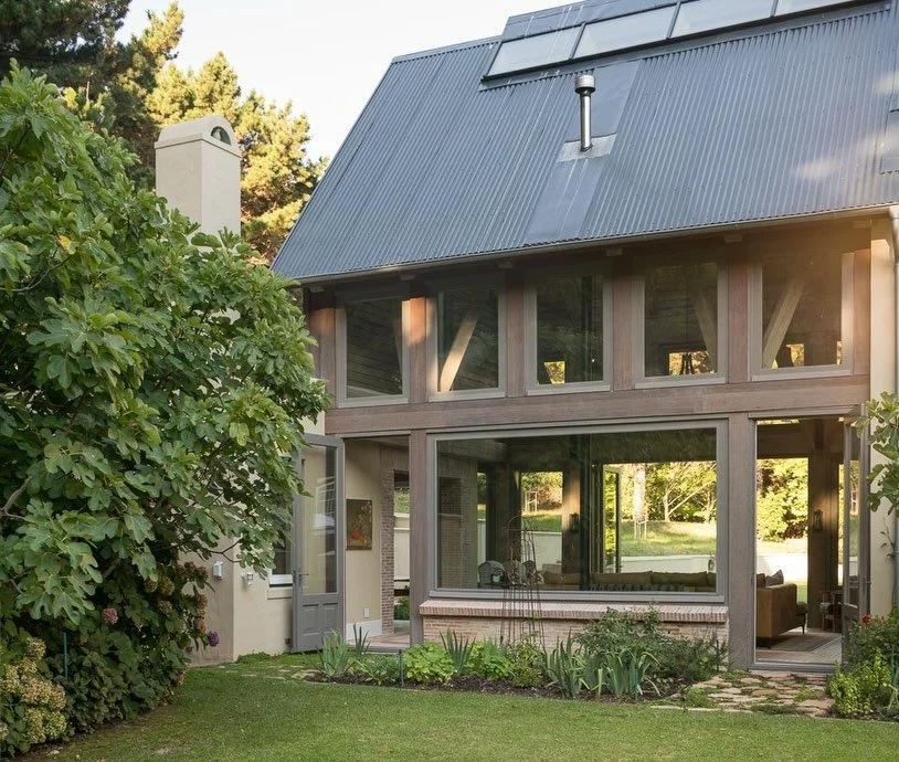 A serene dialogue between architecture and landscape. Expansive glass quietly dissolves the boundary, inviting soft light and garden views, while the plunge pool rests like a quiet mirror amid the greenery.